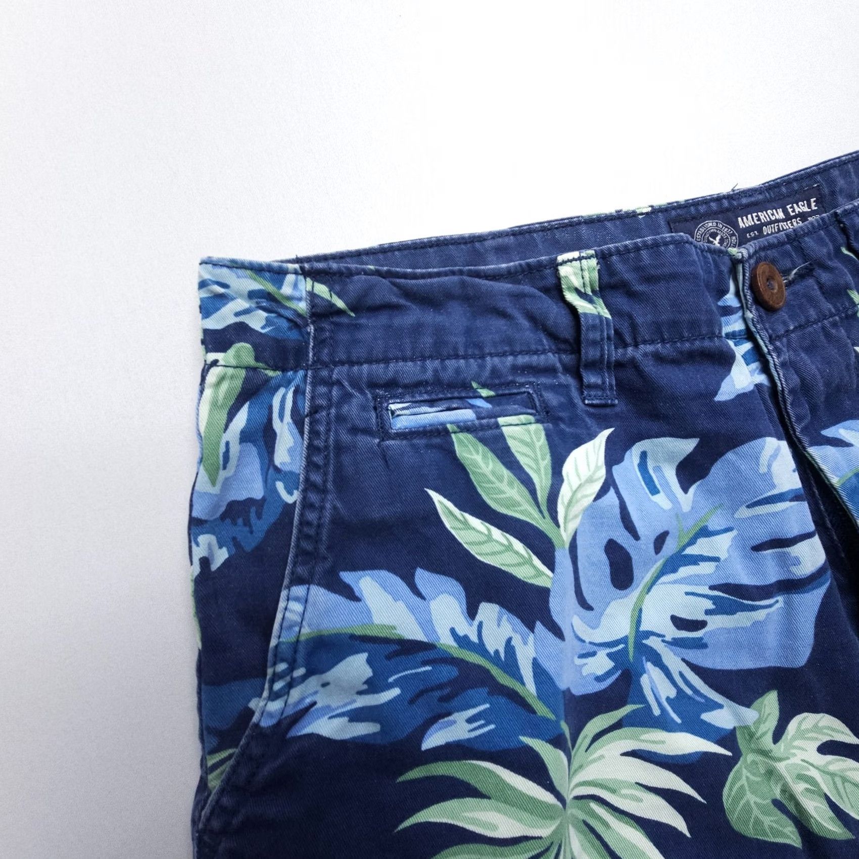 American Eagle Outfitters American Eagle Outfitters Shorts Mens 33 x 9 Floral Chino Tropical Cotton Twill Blue 9 in Inseam Casual Beaching Vintage No Size US 33 - 5 Thumbnail