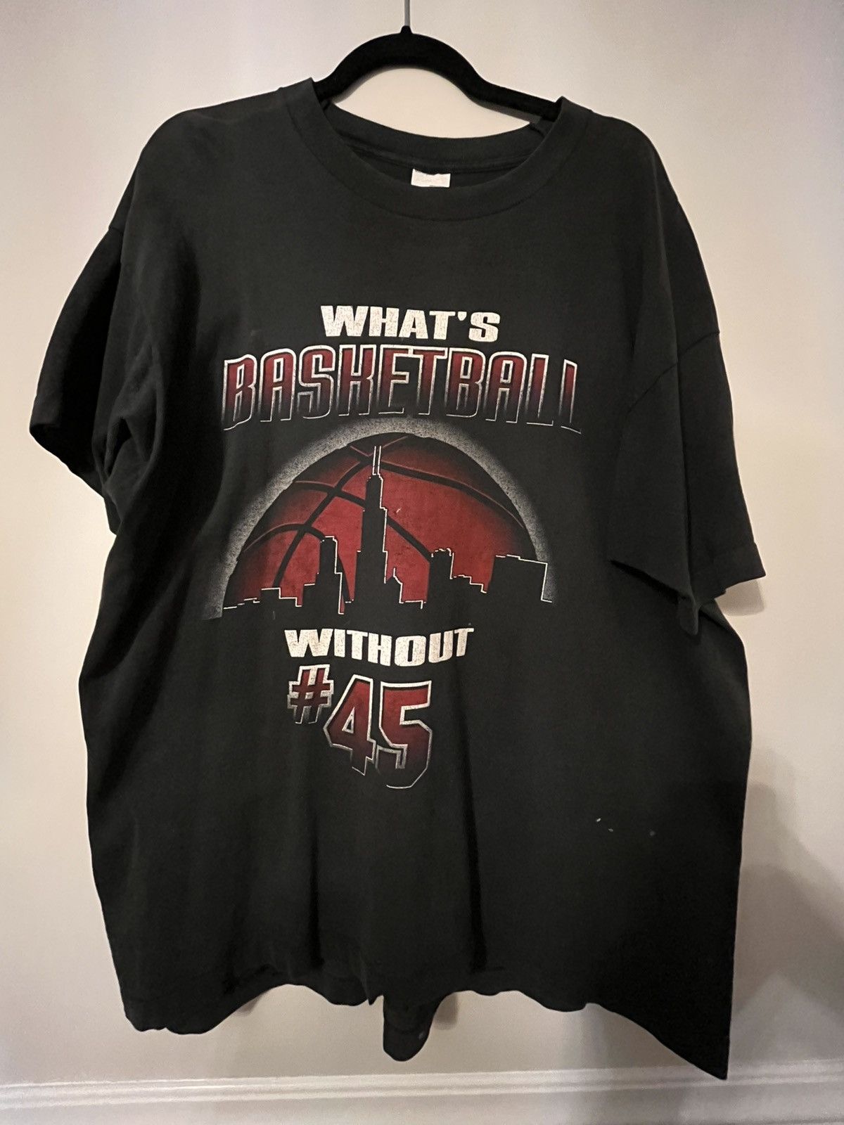 Vintage Vintage Chicago Bulls Jordan 45 Tee Size US XL / EU 56 / 4 - 1 Thumbnail