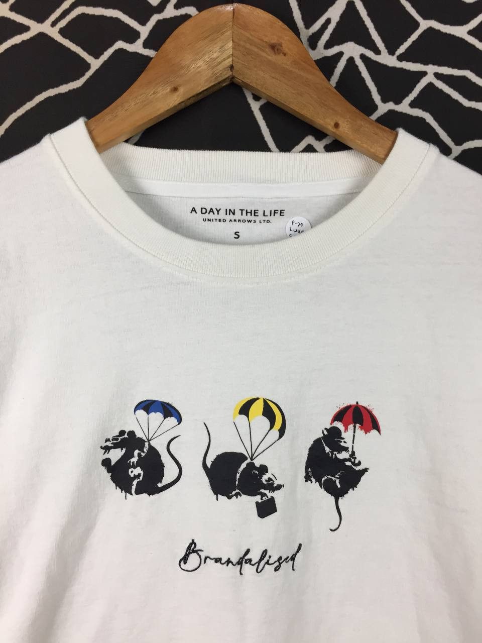 United Arrows United Arrows Brandalised Banksy Parachuting Rats Tee Size US S / EU 44-46 / 1 - 3 Thumbnail
