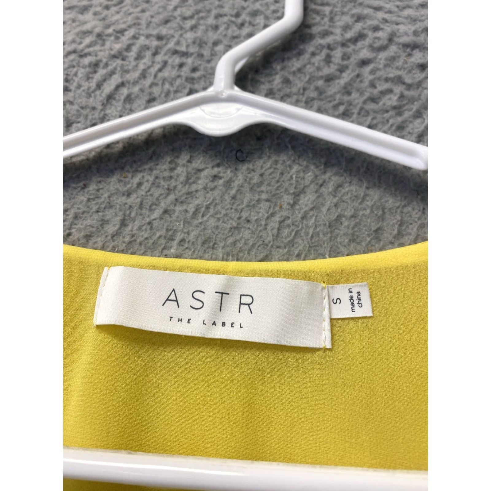 ASTR The Label ASTR the Label Women's Blouse Size Small Short Sleeve Solid Yellow Luxury Size S / US 4 / IT 40 - 2 Thumbnail
