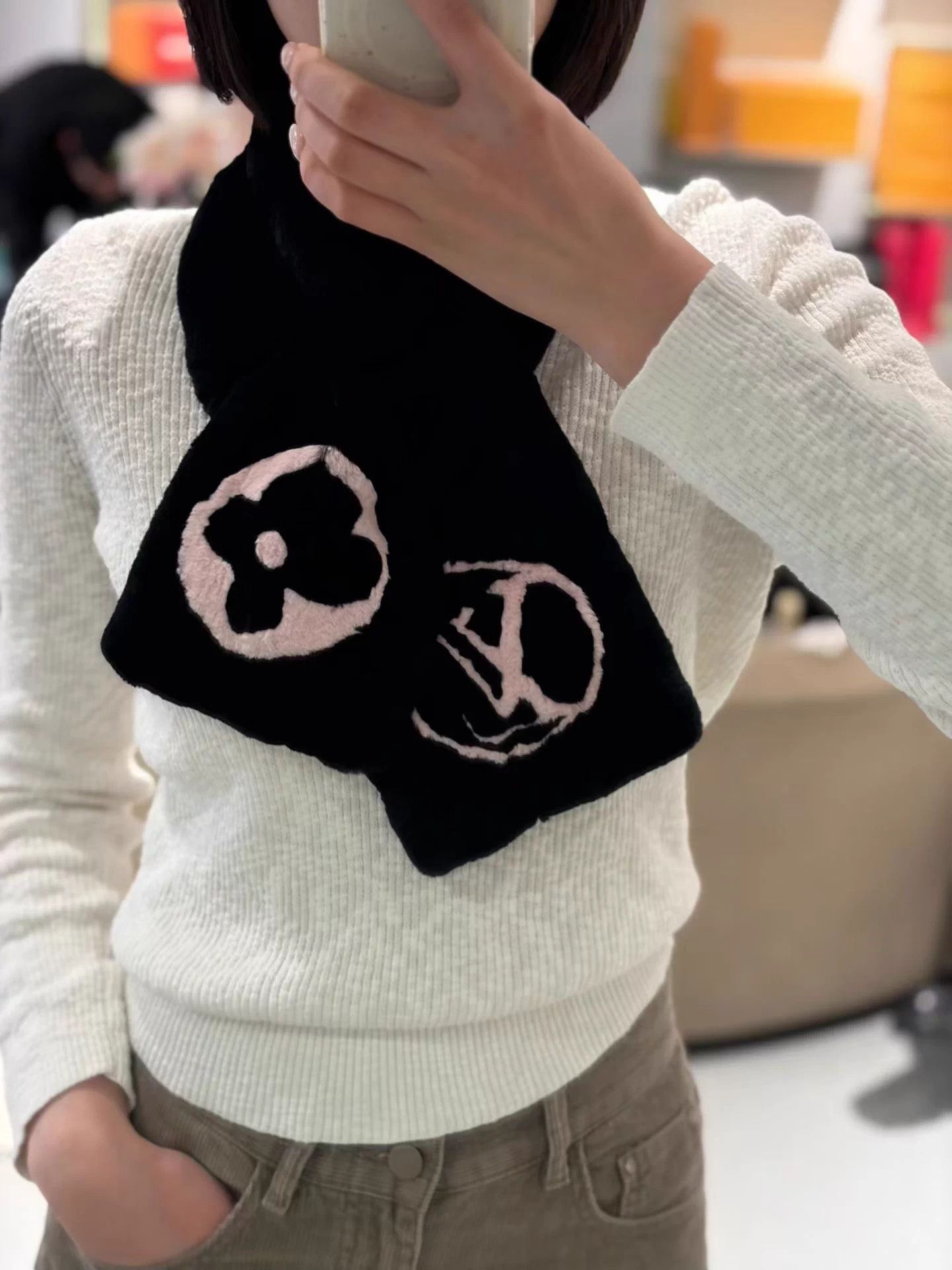 Louis Vuitton LV black rabbit fur logo scarf deadstock Size ONE SIZE - 5 Thumbnail