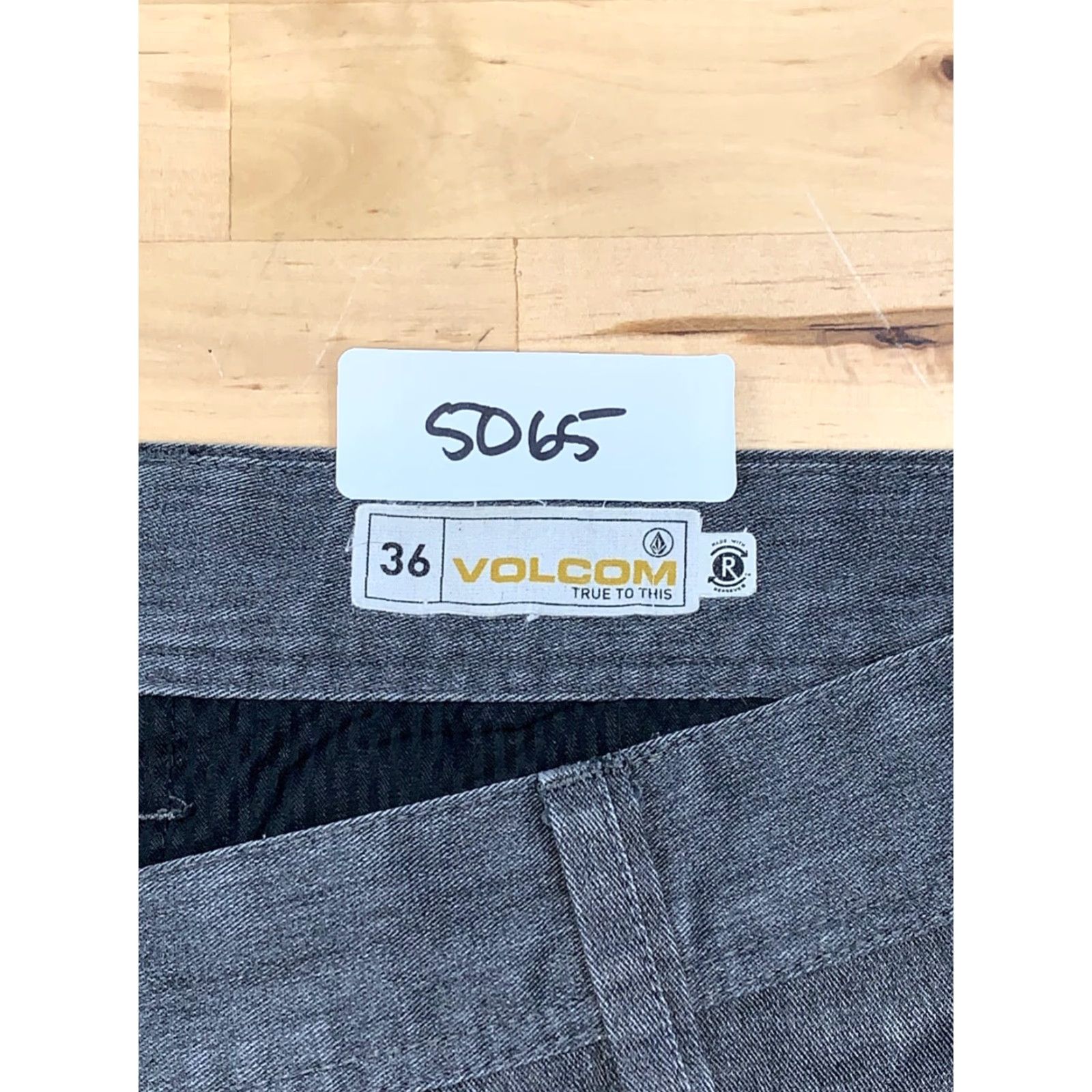 Volcom Volcom Pants Mens Chino Flat Front Tapered Leg 36 Gray Volcom Brand Pants Mens Regular 36 in Gray Vintage: No N/A Size US 36 / EU 52 - 5 Thumbnail