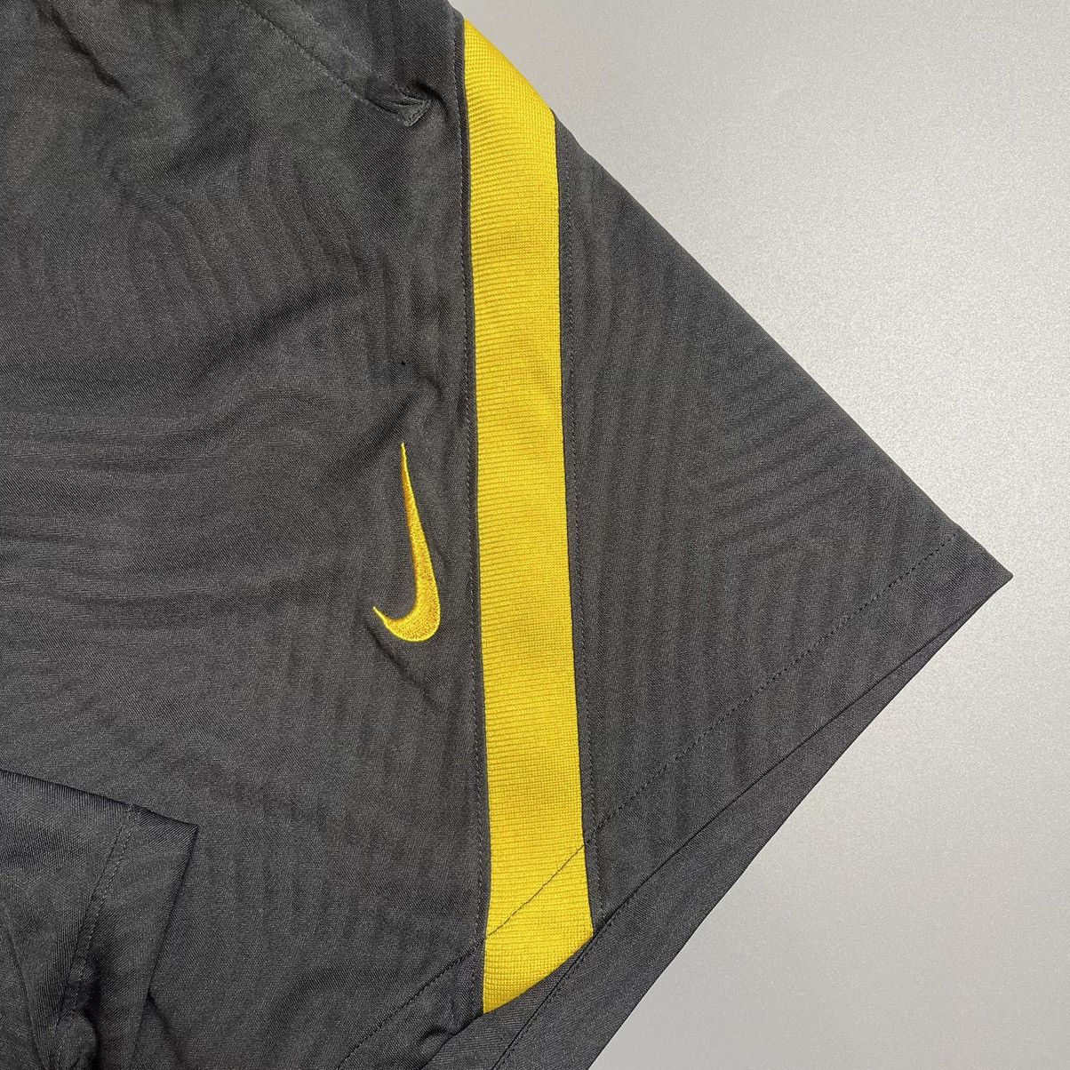 Nike × Vintage AS ROMA NIKE 2020/2021 FOOTBALL SOCCER TRAINING SHORTS Size US 41 - 3 Thumbnail