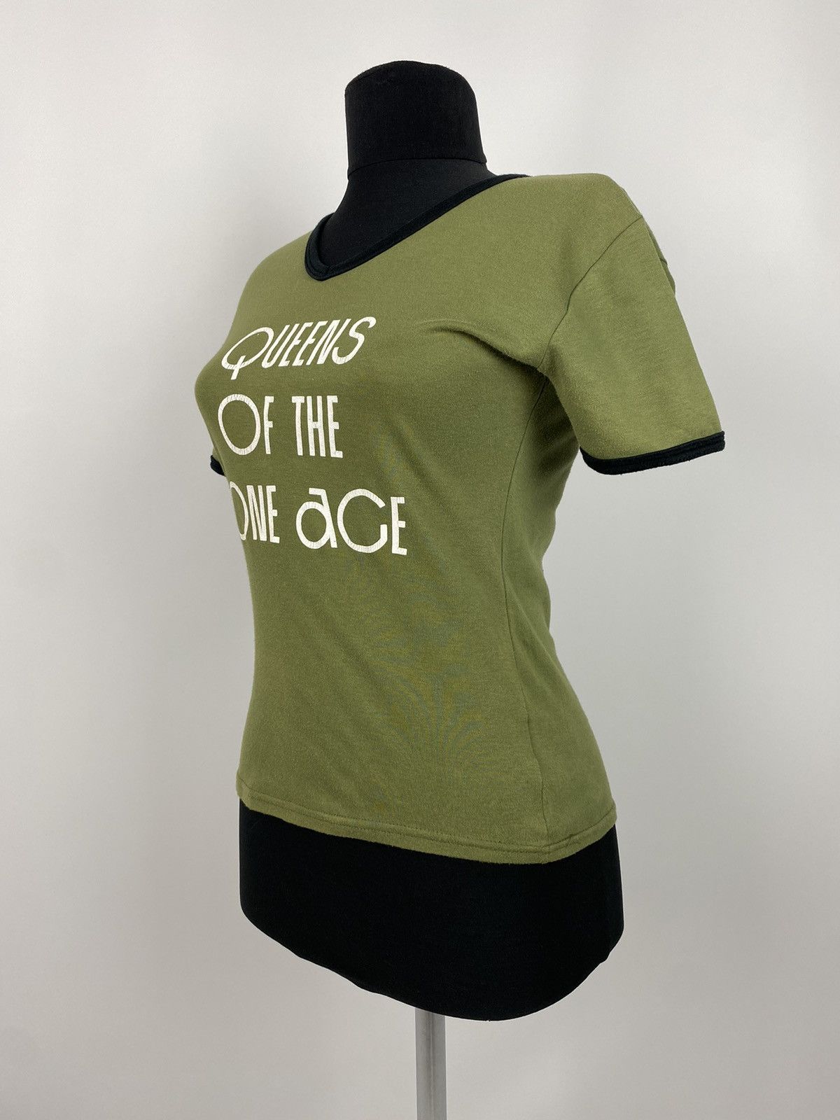 Band Tees 2000’s Vintage Qeens Of The Stone Age V-Neck T-Shirt Size S / US 4 / IT 40 - 1 Thumbnail
