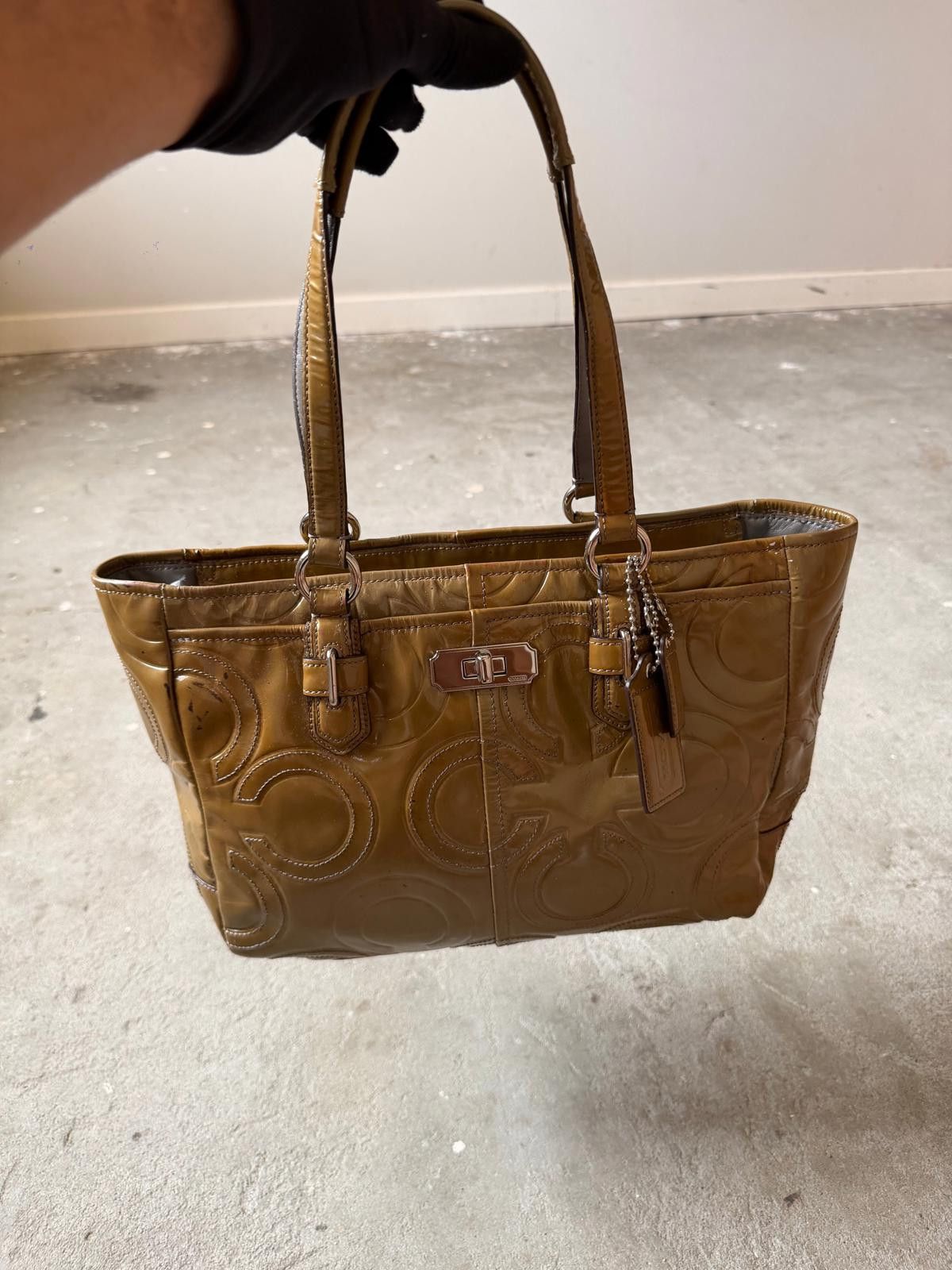 Coach Coach Signature Embossed Patent Shoulder Bag Khaki Size ONE SIZE - 5 Thumbnail