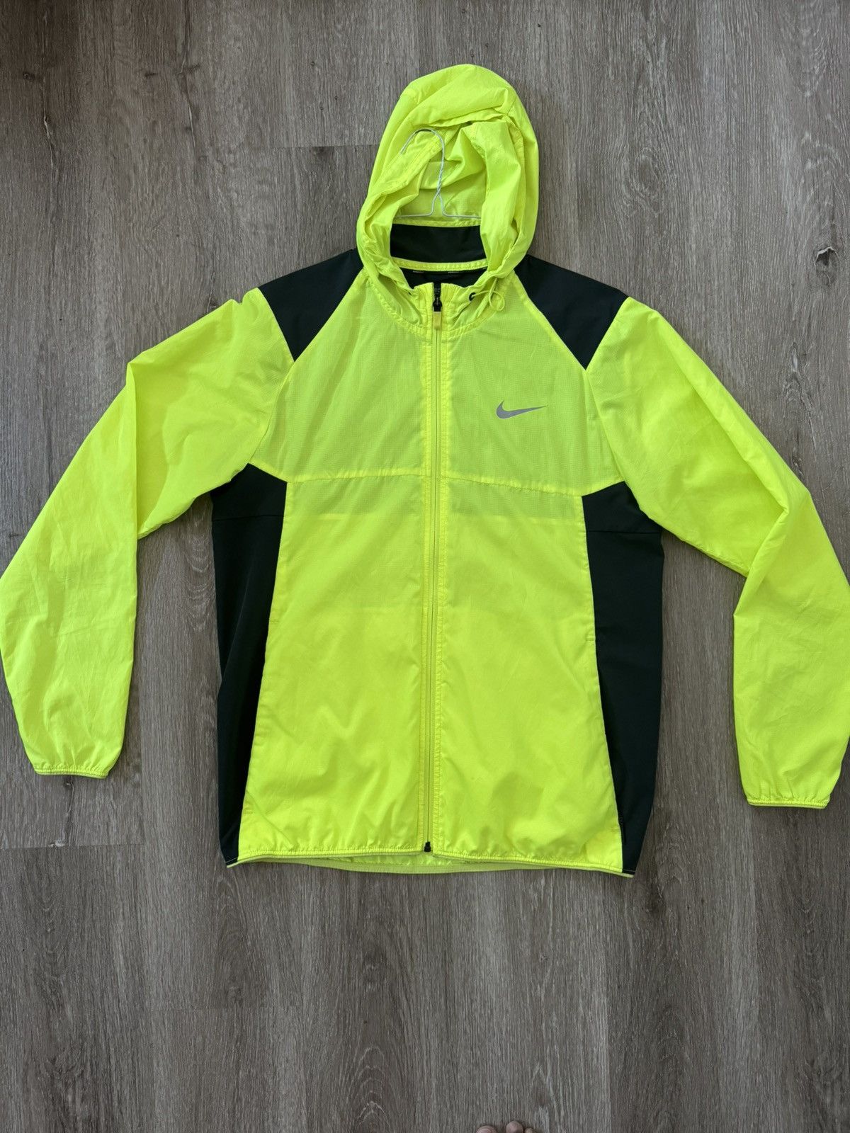 Nike Nike Golf Yellow Volt/Grey Printed Packable Windbreaker Size US M / EU 48-50 / 2 - 2 Thumbnail