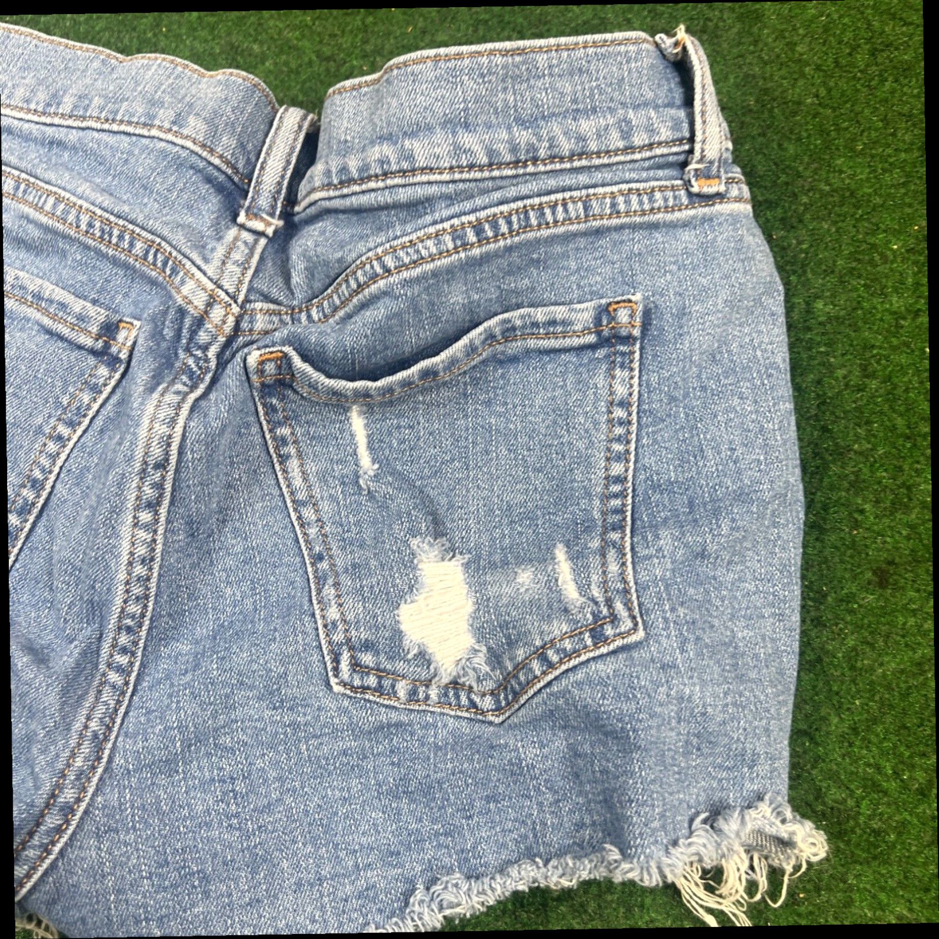 Old Navy Old Navy Boyfriend Cutoffs Jeans Shorts size 0 Blue Denim Mid Rise Raw Hem Size 34" / US 12 / IT 48 - 7 Thumbnail