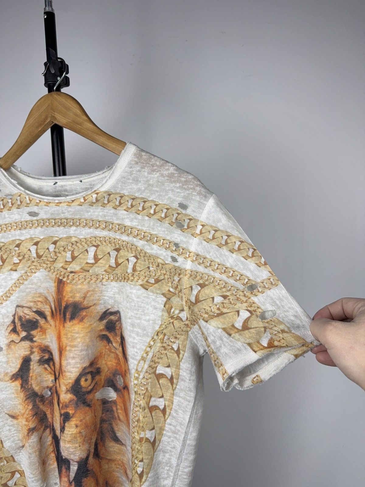 Japanese Brand Retro 00s Distressed Lion Chain Print T-Shirt Gold Baroque Size US M / EU 48-50 / 2 - 7 Thumbnail