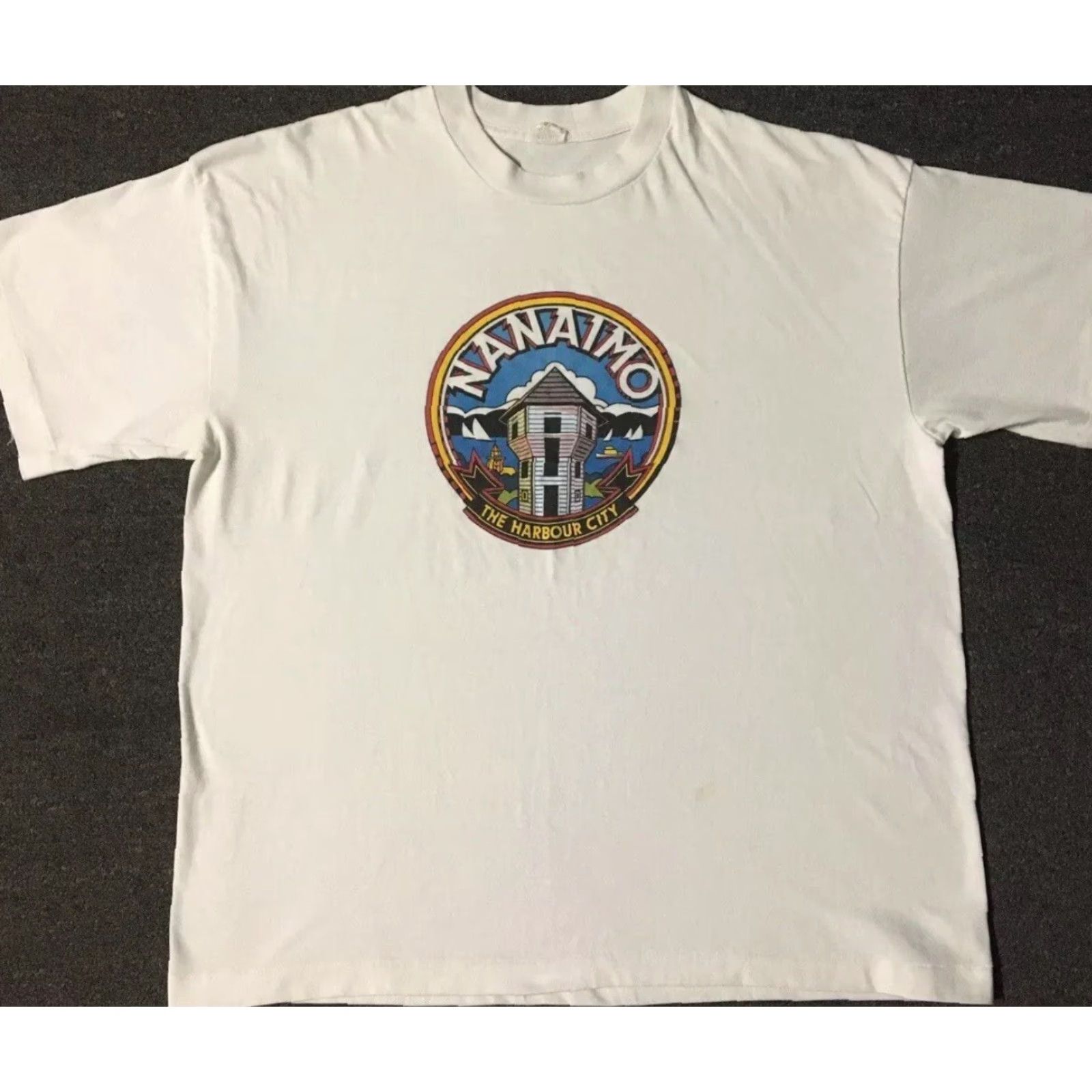 Nautica VINTAGE Nanaimo Canada Faded Shirt L XL Art Beach Nautical Surf Grunge Punk 90s Shirt Men White Beach Water Graphic Tee 80s 90s Size US L / EU 52-54 / 3 - 2 Thumbnail