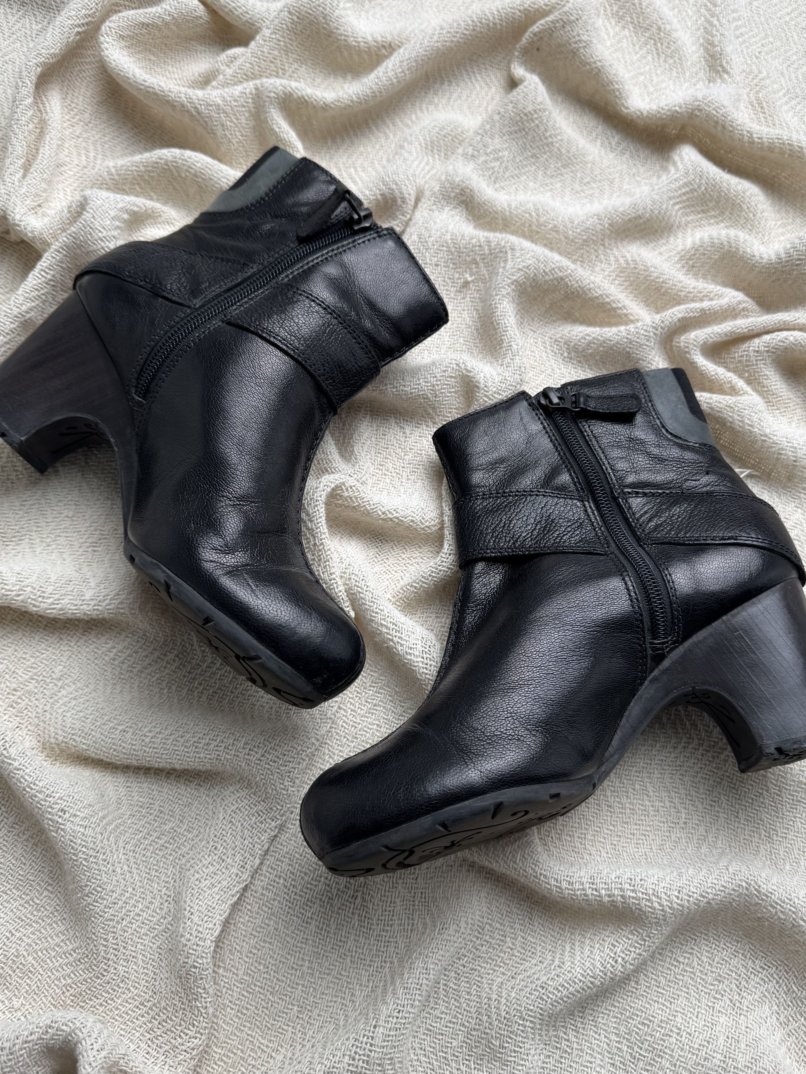 Clarks Clarks Vintage Leather Ankle Boots Block Heel Buckle Zip Size US 6 / IT 36 - 4 Thumbnail