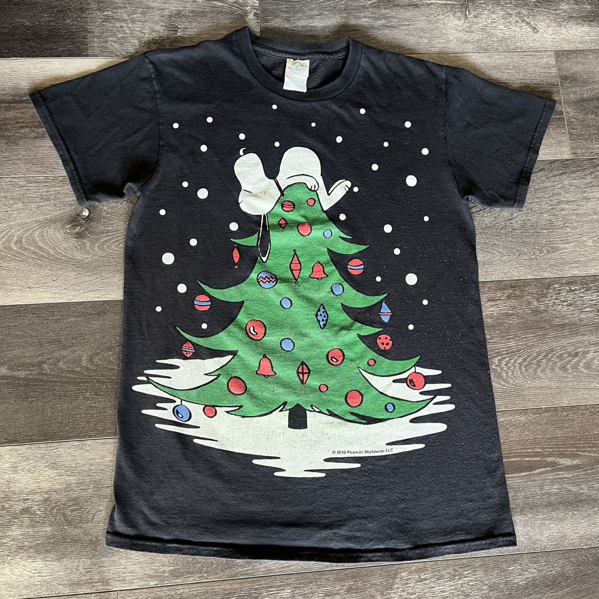 Peanuts × Vintage Vintage Peanuts Snoopy On Christmas Tree All Over Print Tee Size US S / EU 44-46 / 1 - 1 Thumbnail