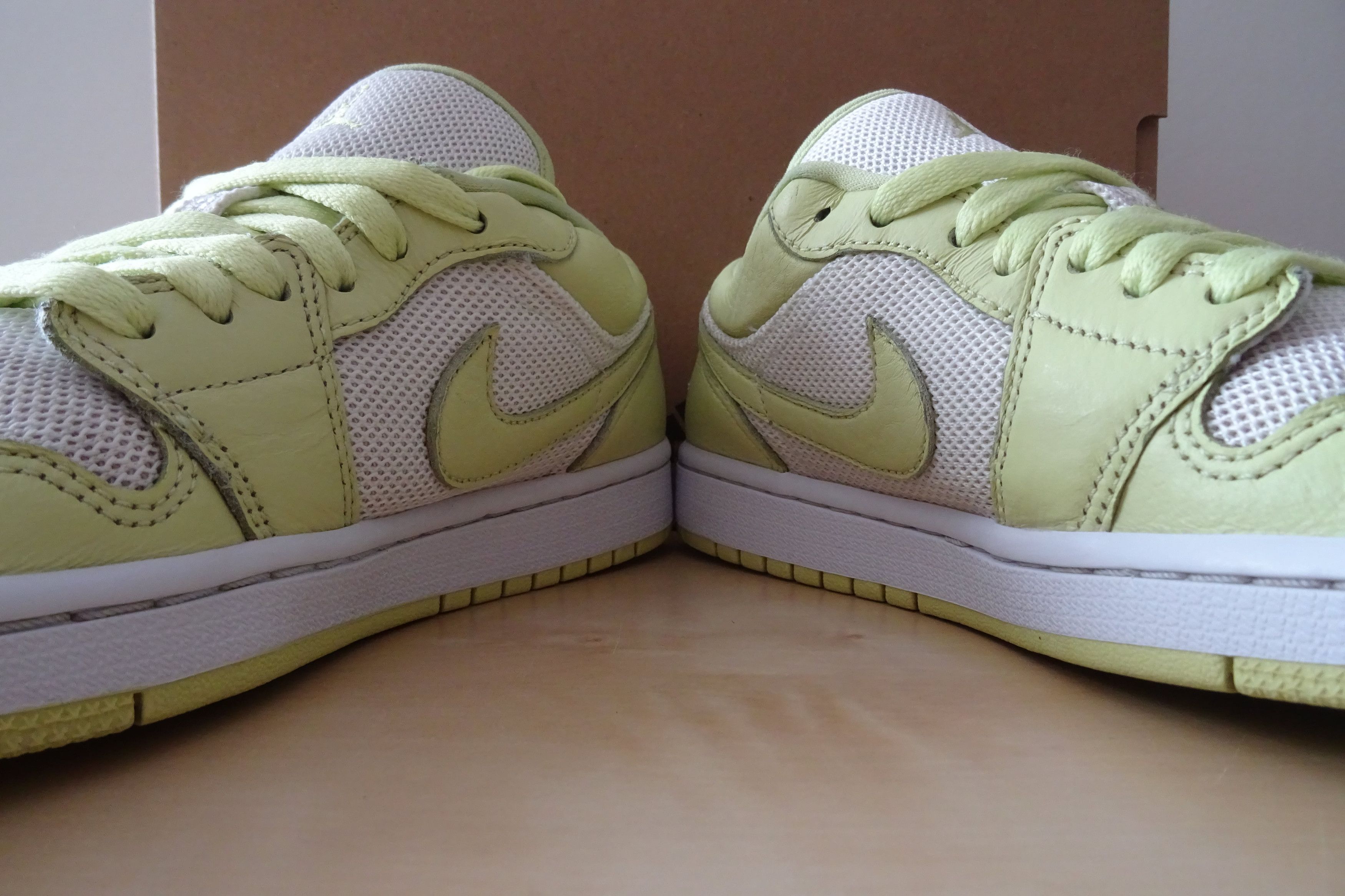 Jordan Brand Nike Air Jordan 1 Low (W) " Limelight " Sneaker Size US 7 / IT 37 - 5 Thumbnail