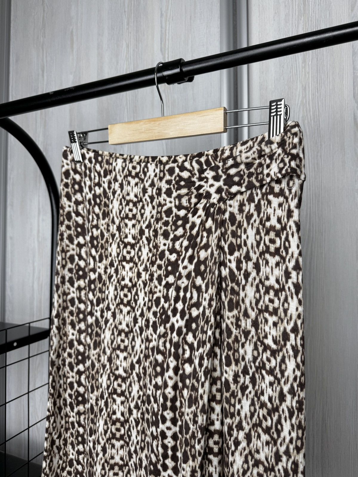 Weekend Max Mara Weekend Max Mara animal snake pattern knee length skirt sz S Size 27" / US 4 / IT 40 - 4 Thumbnail