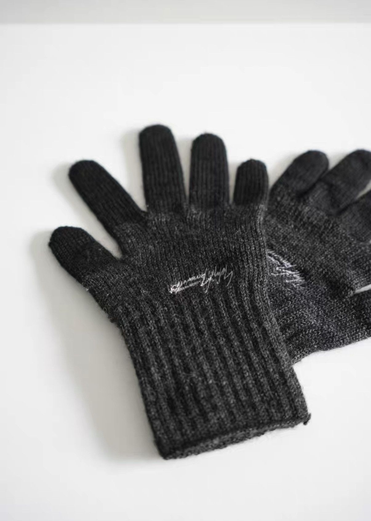 Yohji Yamamoto Yohji Yamamoto Black & Gray Signature Embroidered Gloves K4 Size ONE SIZE - 1 Thumbnail