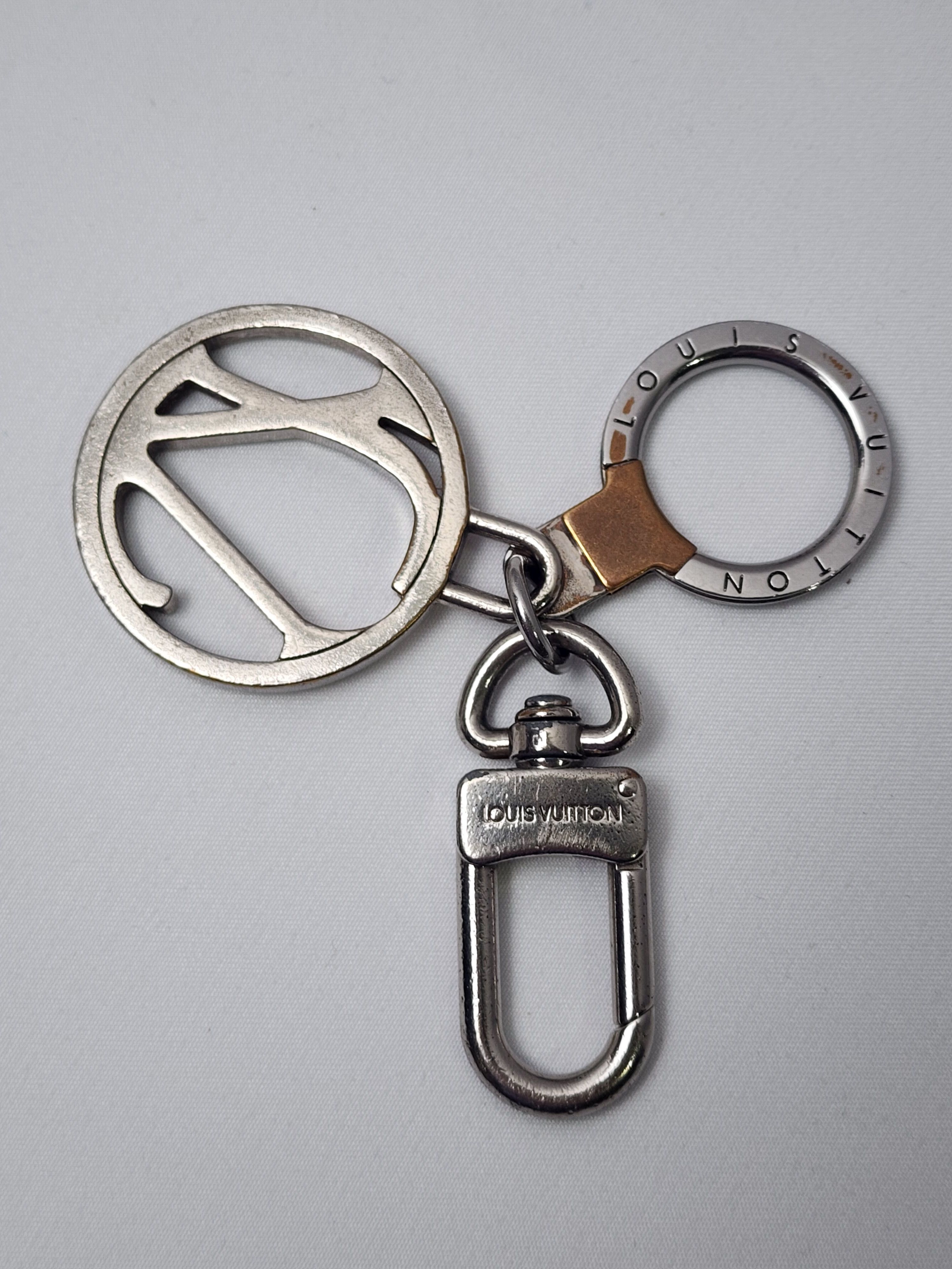 Louis Vuitton Auth Louis Vuitton Silver Taiga Porte Cles Neo Ring Keychain Size ONE SIZE - 6 Thumbnail
