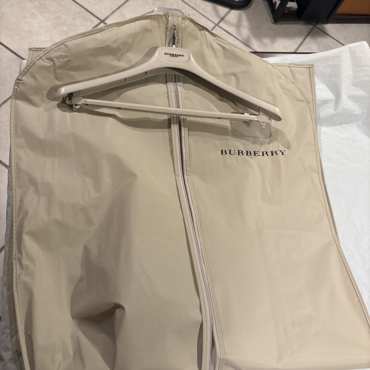Burberry Burberry Hanger & Luggage Garment Bag Beige Zipper 52x23” Size ONE SIZE - 5 Thumbnail