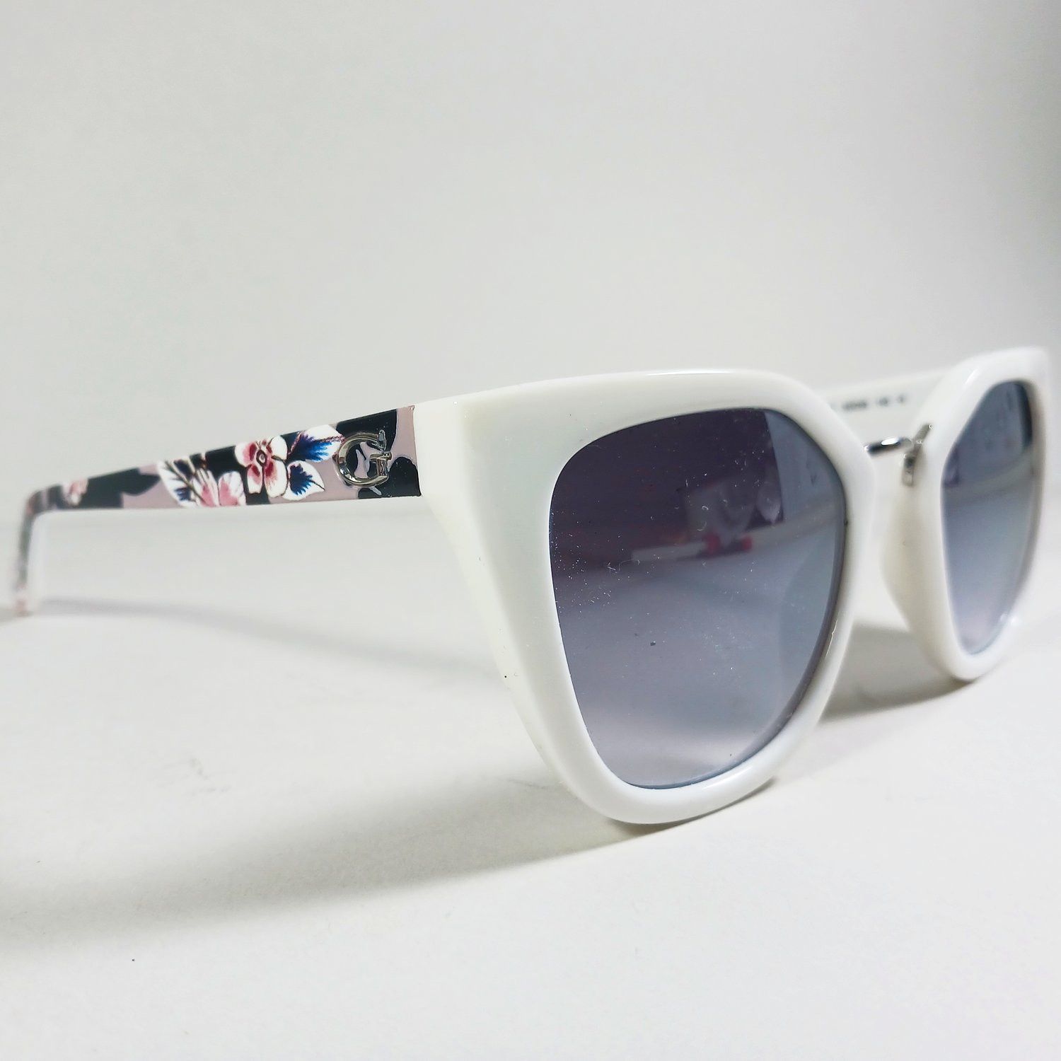 Guess Guess GU 7541 21W White Floral Motif Sunglasses w/Case Size ONE SIZE - 2 Thumbnail