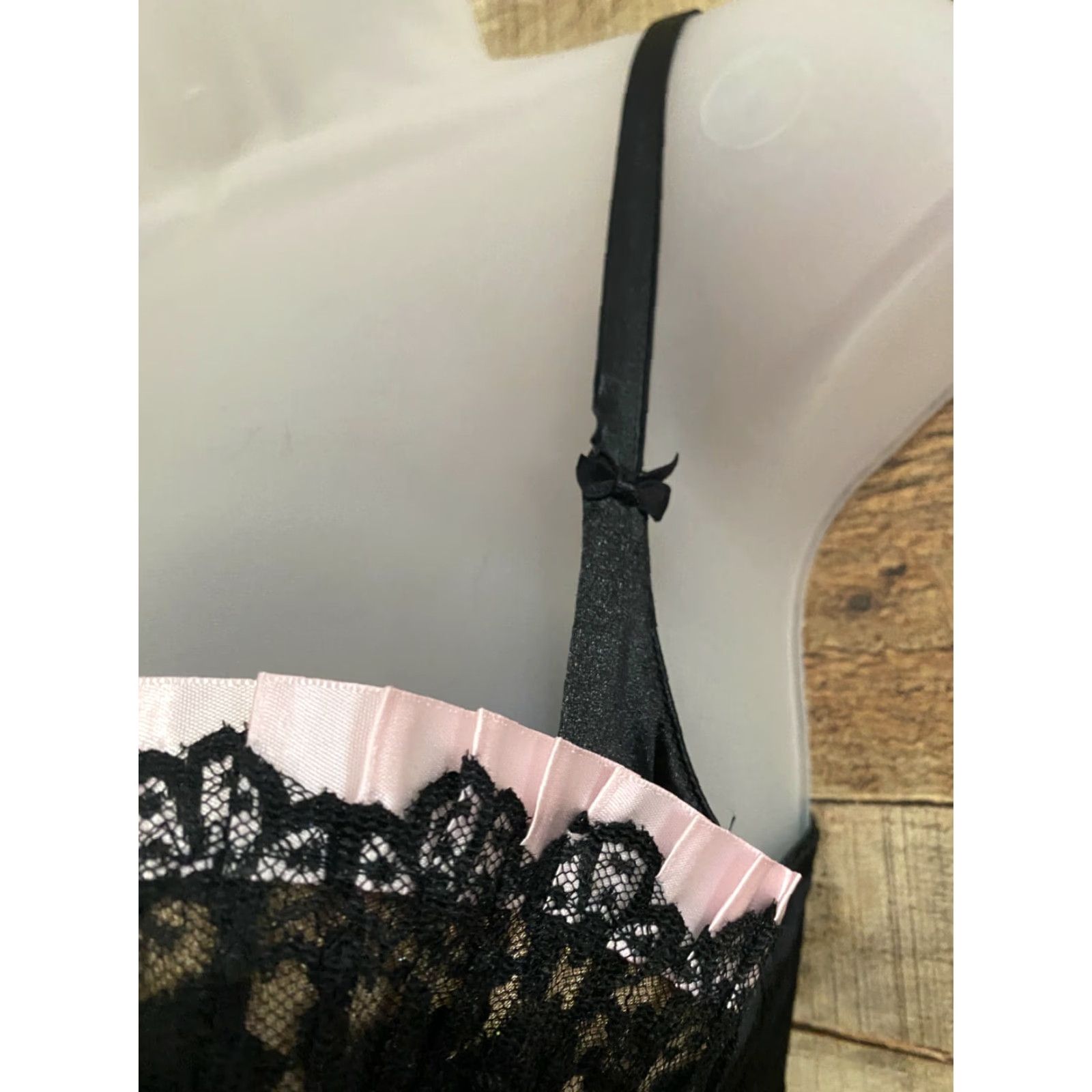 Victoria's Secret Victoria's Secret Black Lace AND FRILLS Underwire 34C BRA Size ONE SIZE - 3 Thumbnail