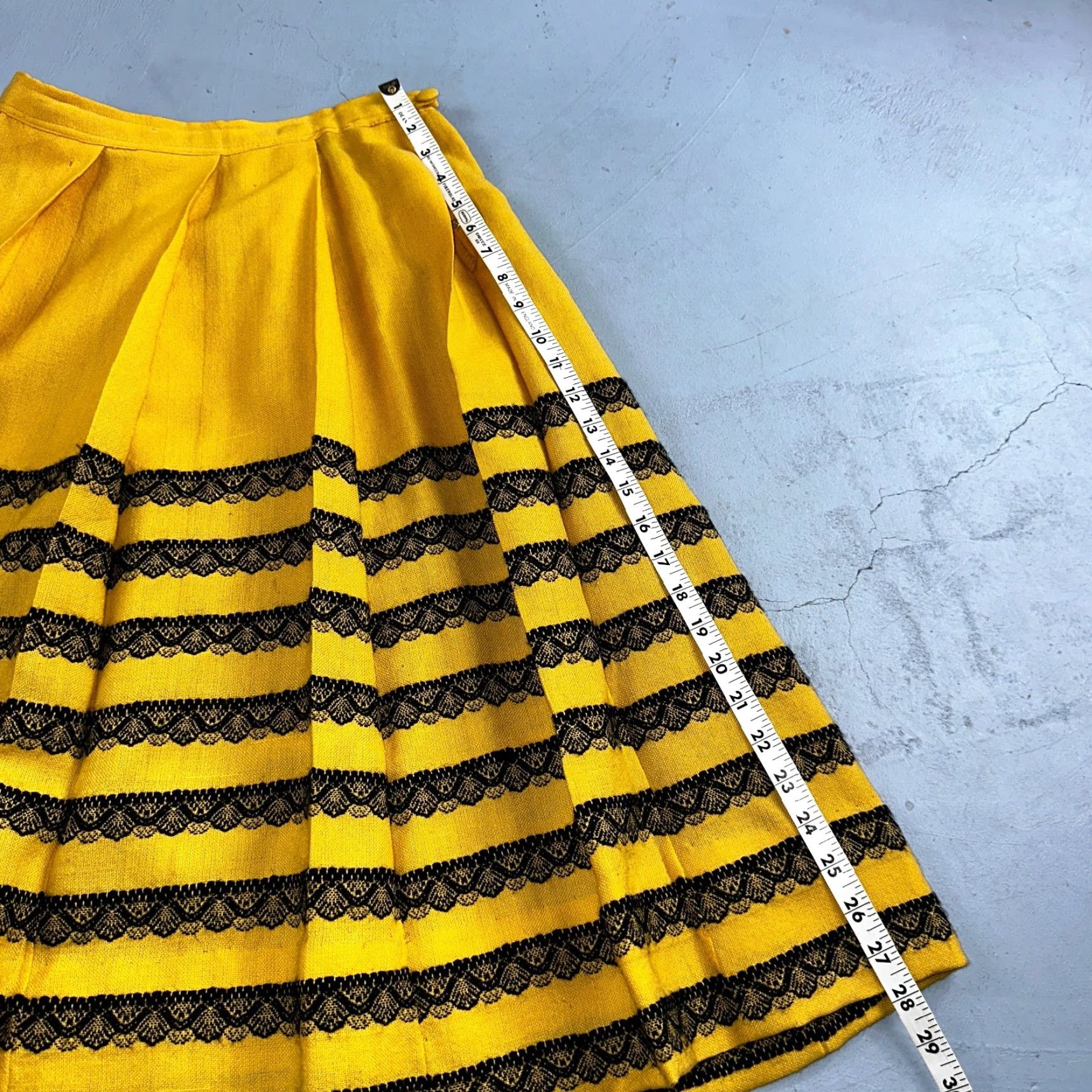 Vintage VINTAGE Weiss Skirt, Wool, Yellow, Midi - Handwoven Tyrol, Button, Lace Trim, Paisley, Knit, 50s, Austrian, Womens, S Size 28" / US 6 / IT 42 - 3 Thumbnail