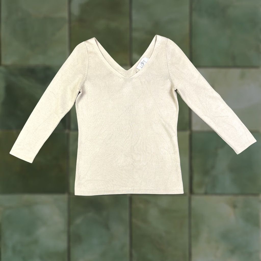 Ann Taylor VINTAGE? No, use original: Ann Taylor Loft V-Neck Flattering Stretch Fit Shirt Women’s XS Beige 3/4 Sleeve Size XS / US 0-2 / IT 36-38 - 1 Thumbnail