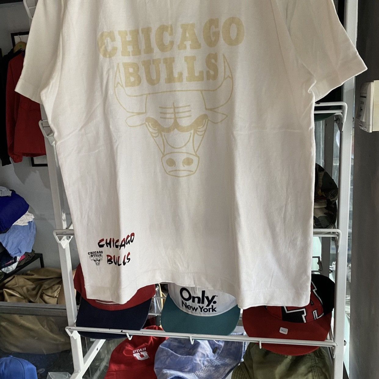 NBA Vintage 90s Chicago Bulls NBA T-Shirt - Gold Foil Bull Logo Size US L / EU 52-54 / 3 - 4 Thumbnail