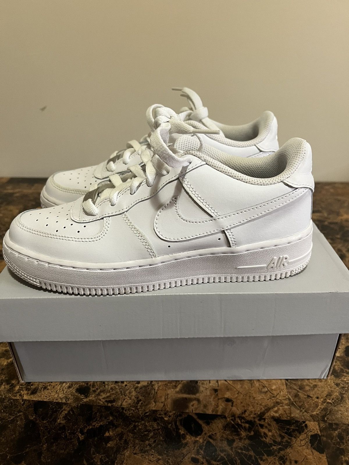 Nike Size 6.5 GS - Nike Air Force 1 LE Low Triple White Pre-Owned Size US 6.5 / EU 39-40 - 2 Thumbnail