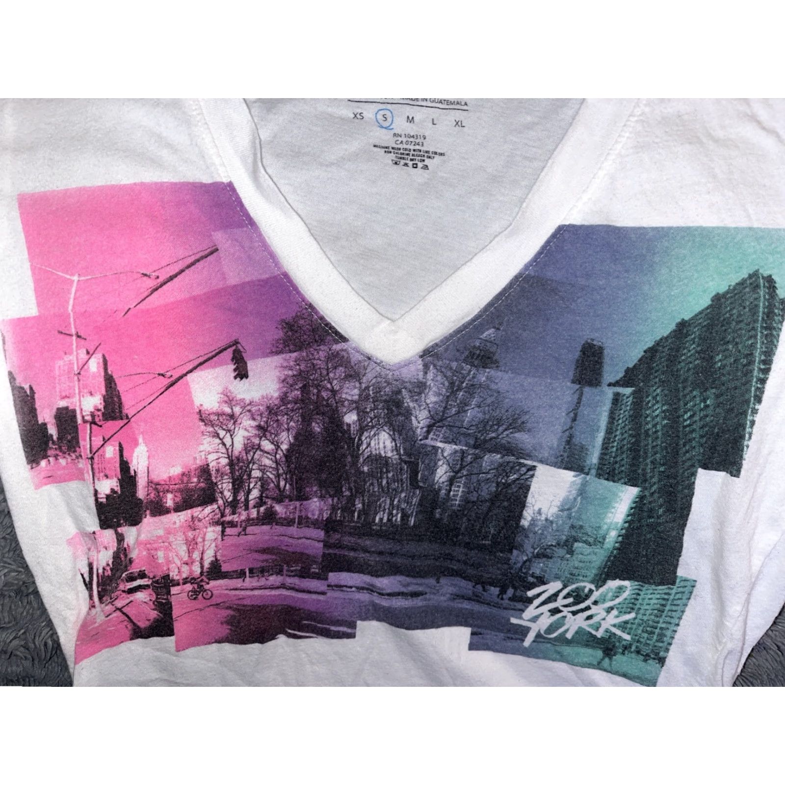 Zoo York VINTAGE Zoo York Women's T-Shirt Small City Collage Pink Blue V Neck Casual All Seasons Size S / US 4 / IT 40 - 2 Thumbnail