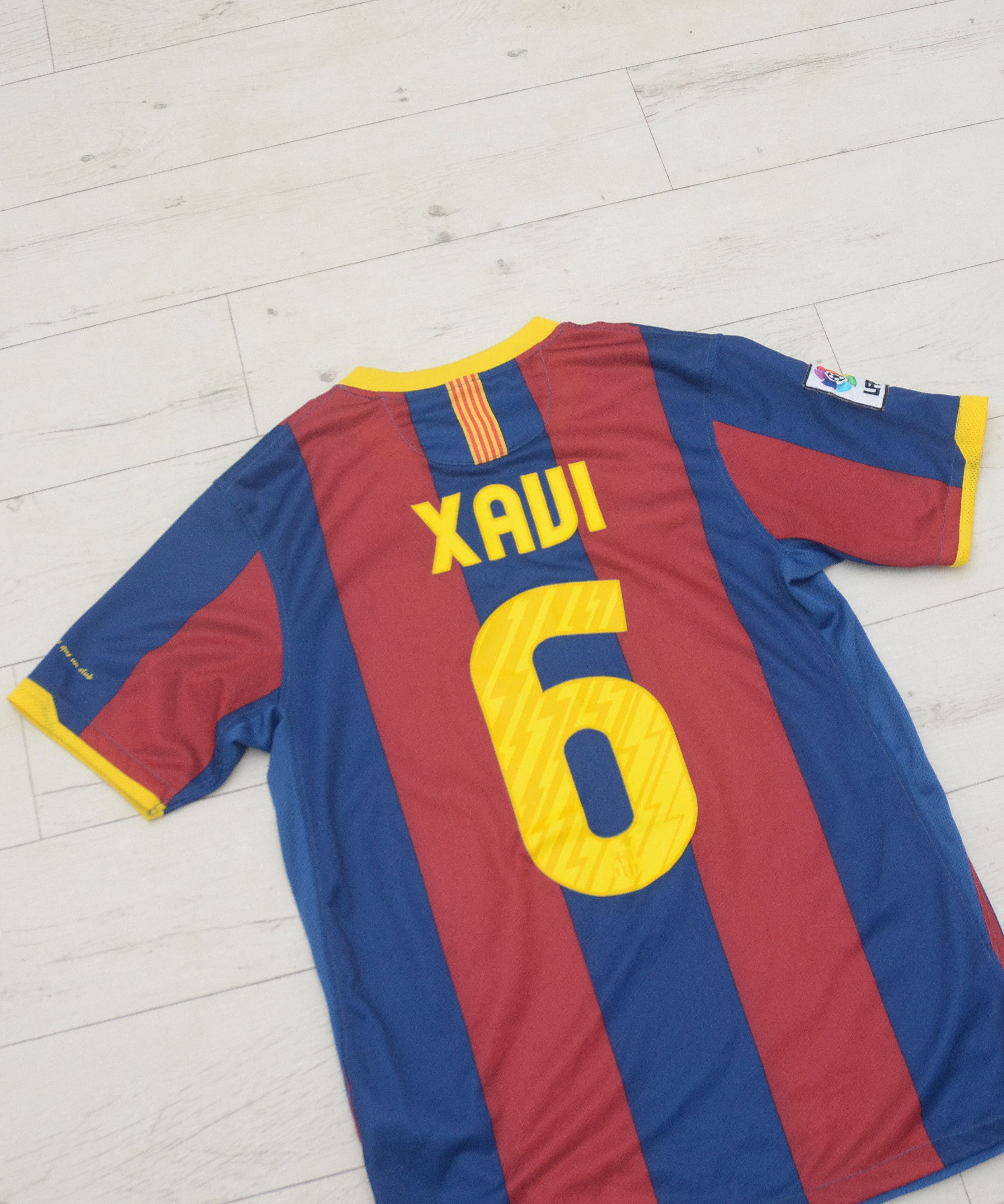 Vintage 2010-2011 FC Barcelona Nike Home Shirt #6 Xavi Y2K Size US M / EU 48-50 / 2 - 4 Thumbnail
