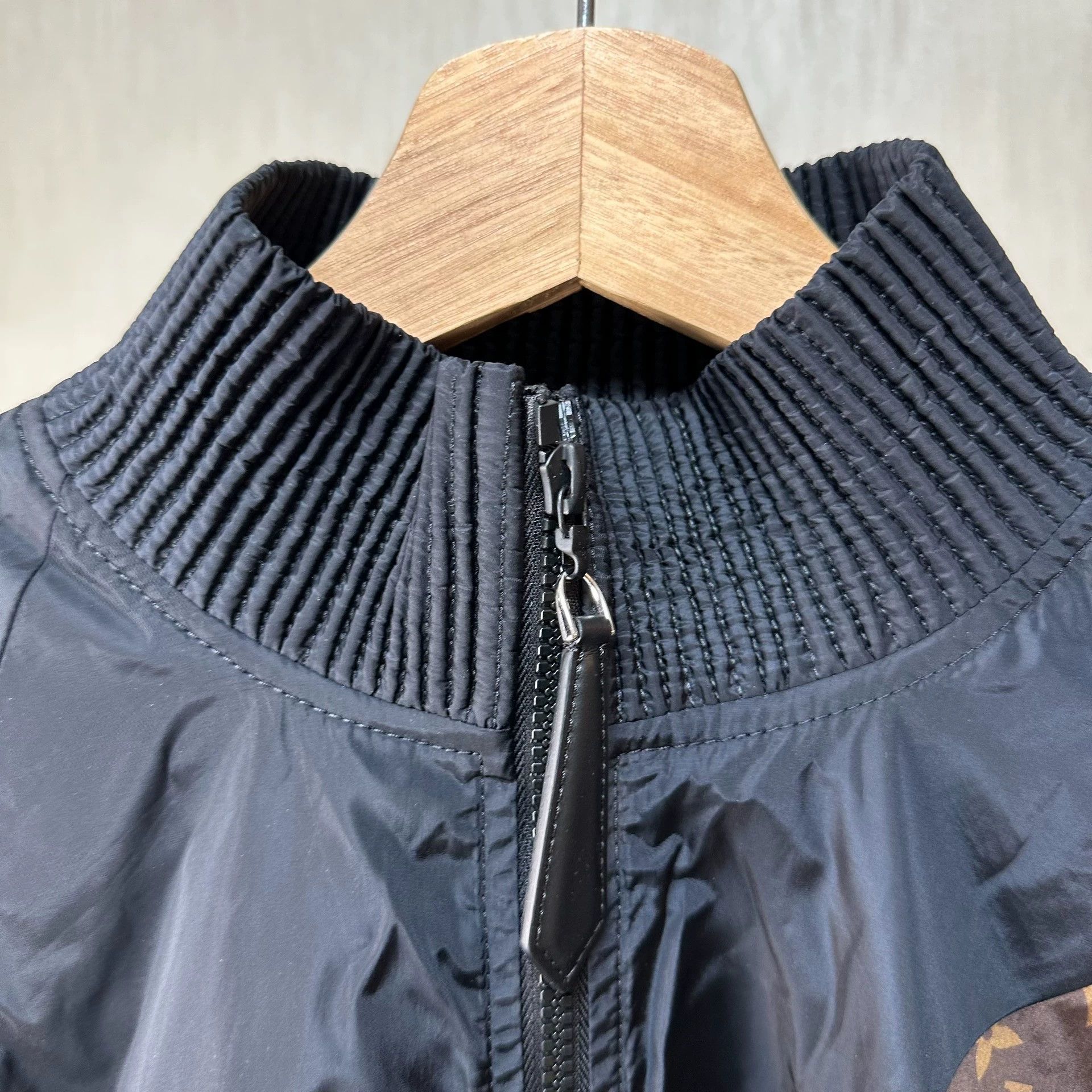 Louis Vuitton LOUIS VUITTON FW24 Logo Striped Zip Collar Women's Black Size M / US 6-8 / IT 42-44 - 3 Thumbnail