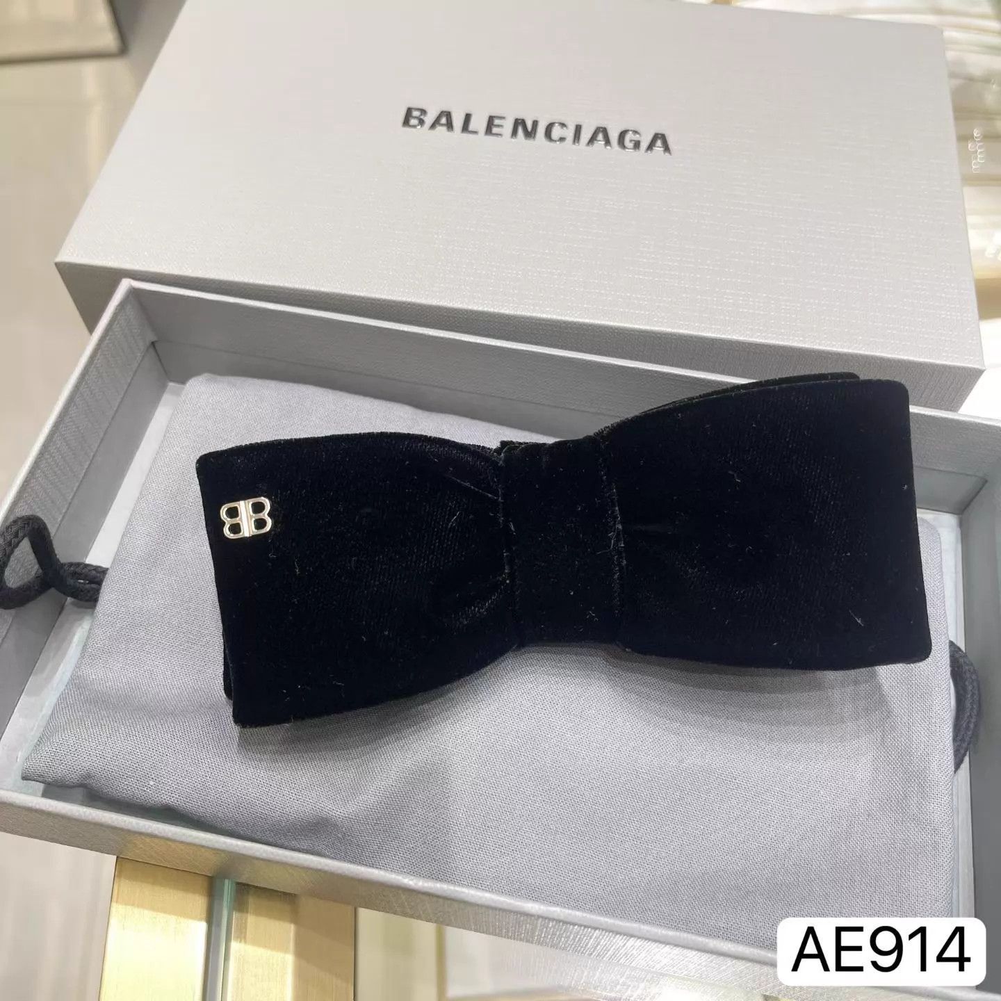 Balenciaga Balenciaga Bow Hair Clip New with Dust Bag & Box Size ONE SIZE - 4 Thumbnail