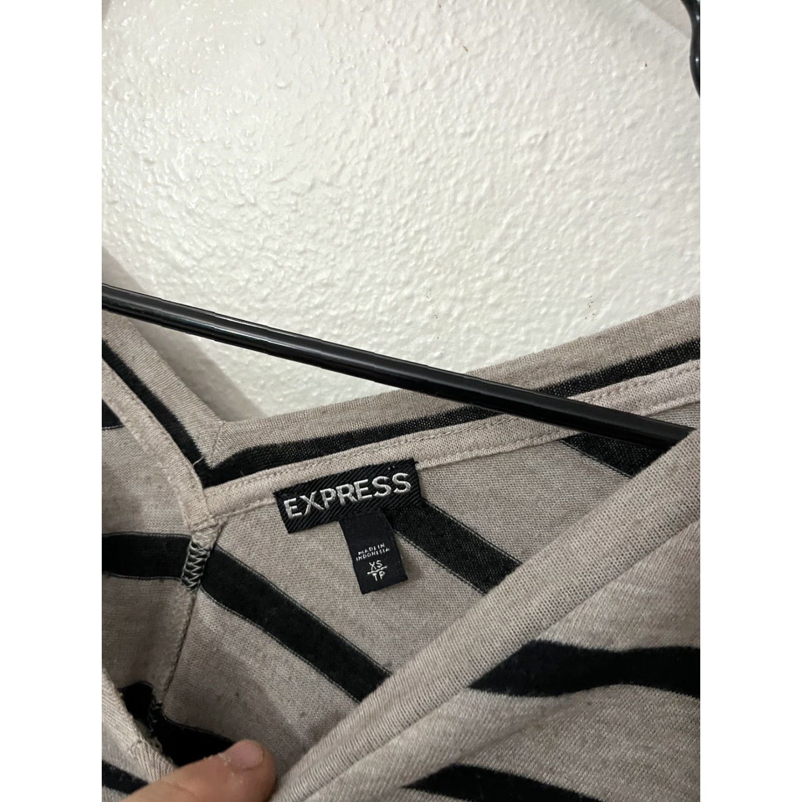 Express EXPRESS Shirt Women XS Gray Striped Long Sleeve V-Neck Size XS / US 0-2 / IT 36-38 - 3 Thumbnail