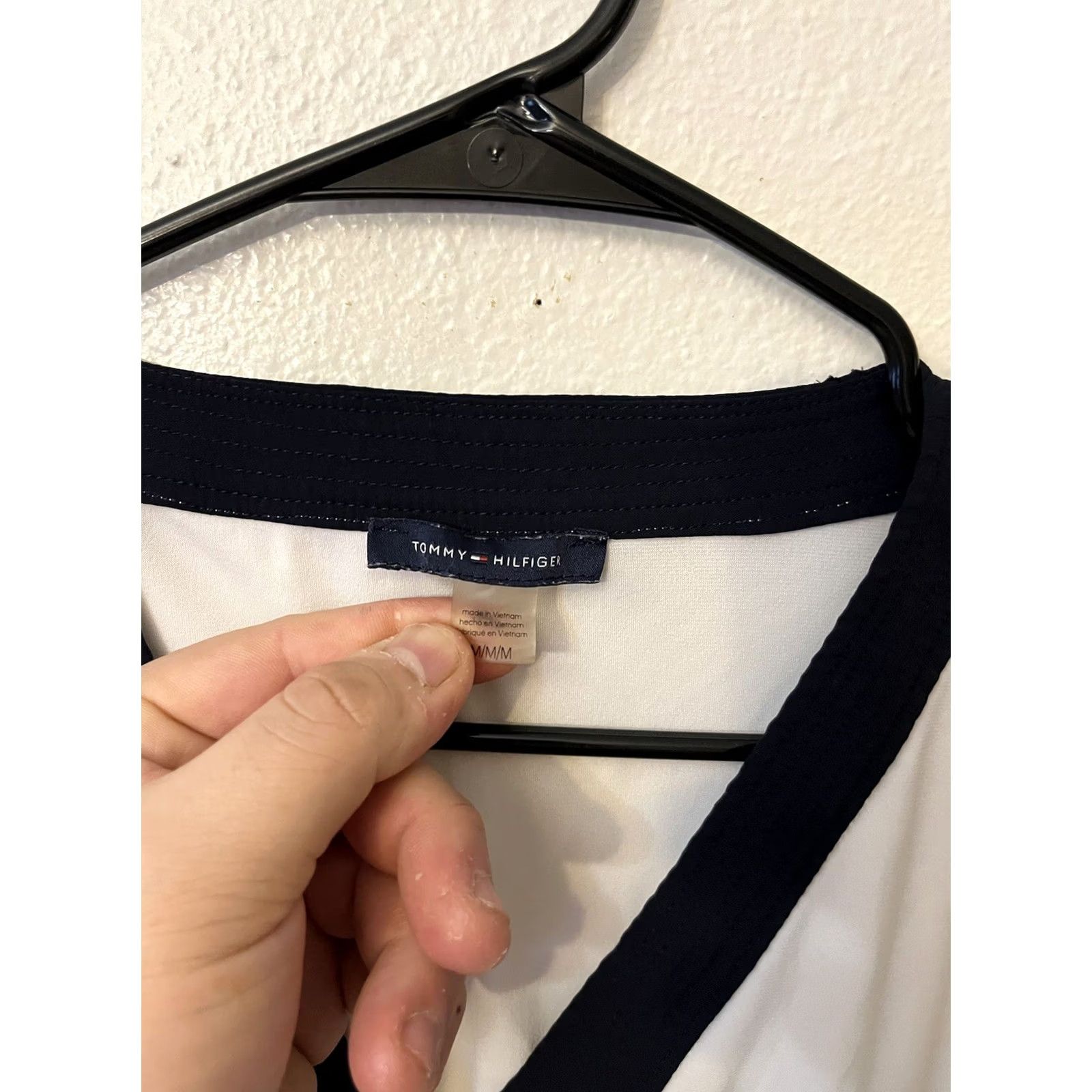 Tommy Hilfiger Tommy Hilfiger Sleeveless Blouse Women’s Size Medium V Neck Size M / US 6-8 / IT 42-44 - 2 Thumbnail