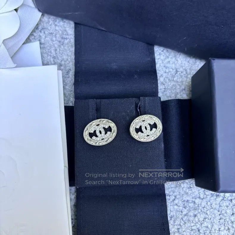 Chanel Chanel Golden oval relief hollow double C earrings Size ONE SIZE - 3 Thumbnail
