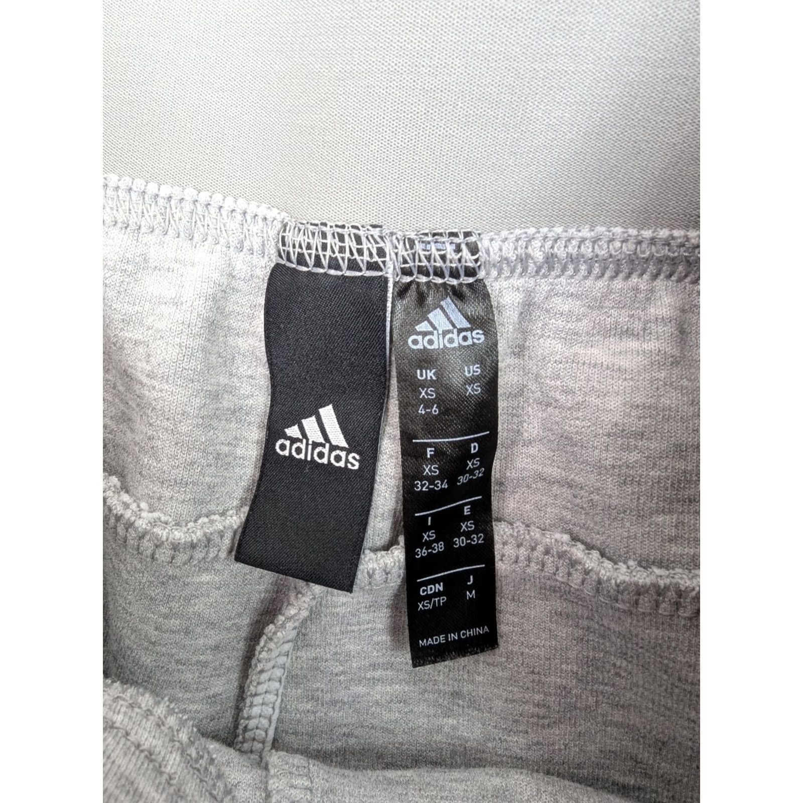 Adidas Adidas Multisport Cropped Sweat Pants Women XS Regular 28in Gray Three Stripe Heather Gray Sport Athleisure Modern Casual Pants Women XS Streetwear Size 40" / US 18 - 7 Thumbnail