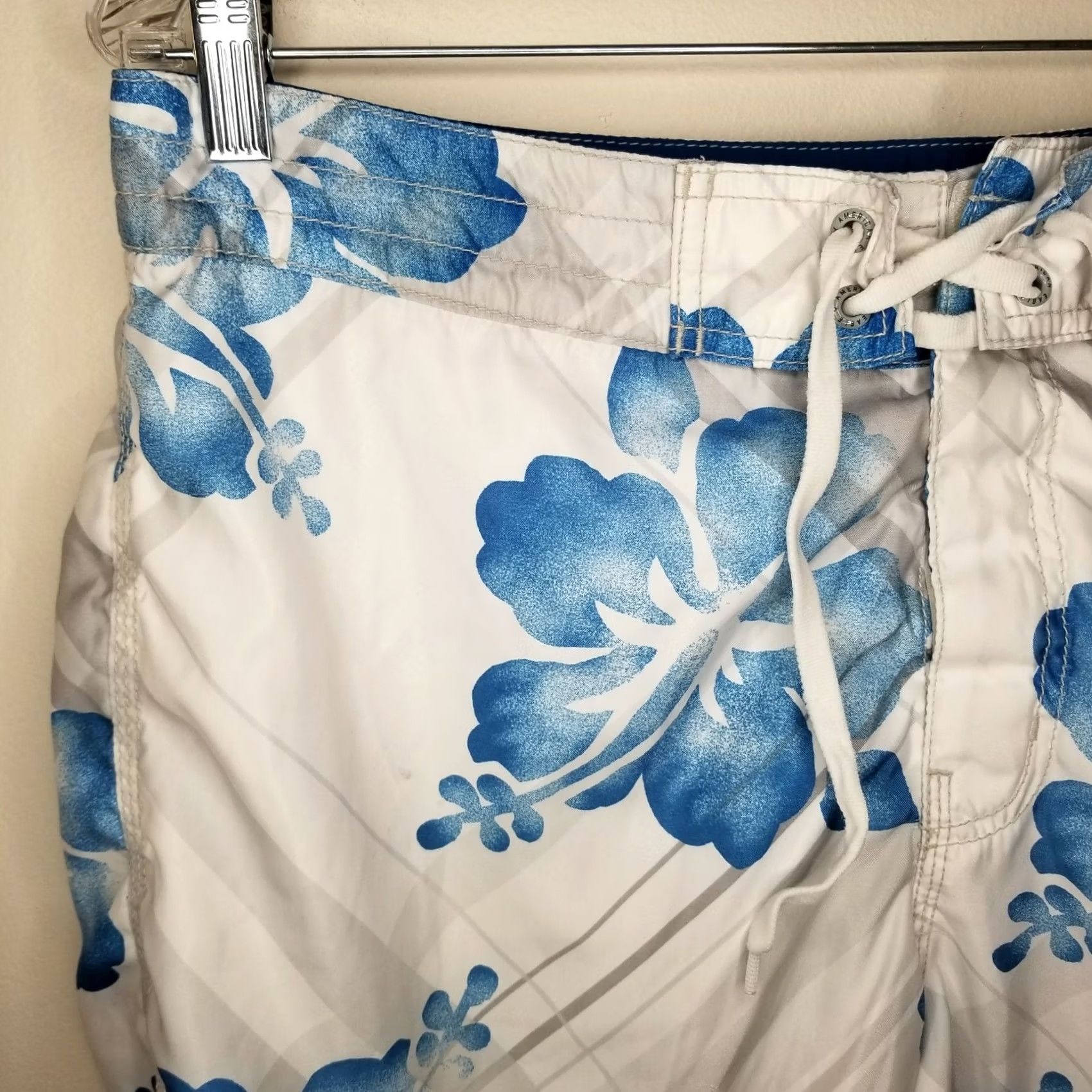 American Eagle Outfitters American Eagle Board Shorts Swim Trunk White w/ Blue Tropical Flowers Size 34 Men Size US 34 / EU 50 - 2 Thumbnail