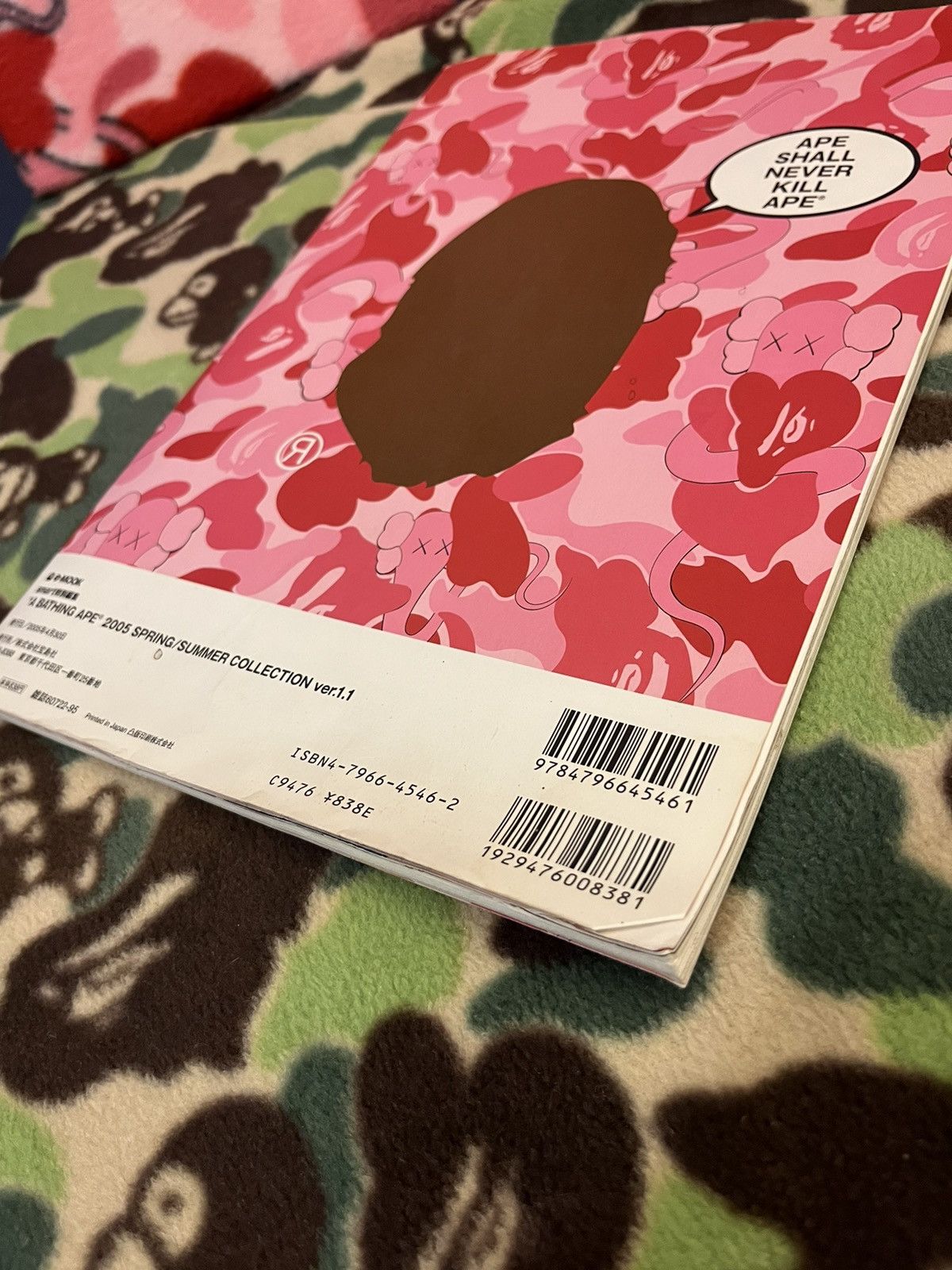 Bape × Kaws 2005 Bape Kaws Magazine + Fabric Size ONE SIZE - 5 Thumbnail