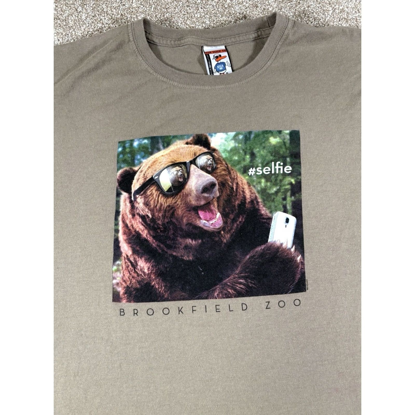 Vintage VINTAGE The Duck Company T-Shirt Zoo Bear Selfie Graphic • Size Large Men Green Cotton Jersey Short Sleeve Crew Neck Regular Size US L / EU 52-54 / 3 - 2 Thumbnail