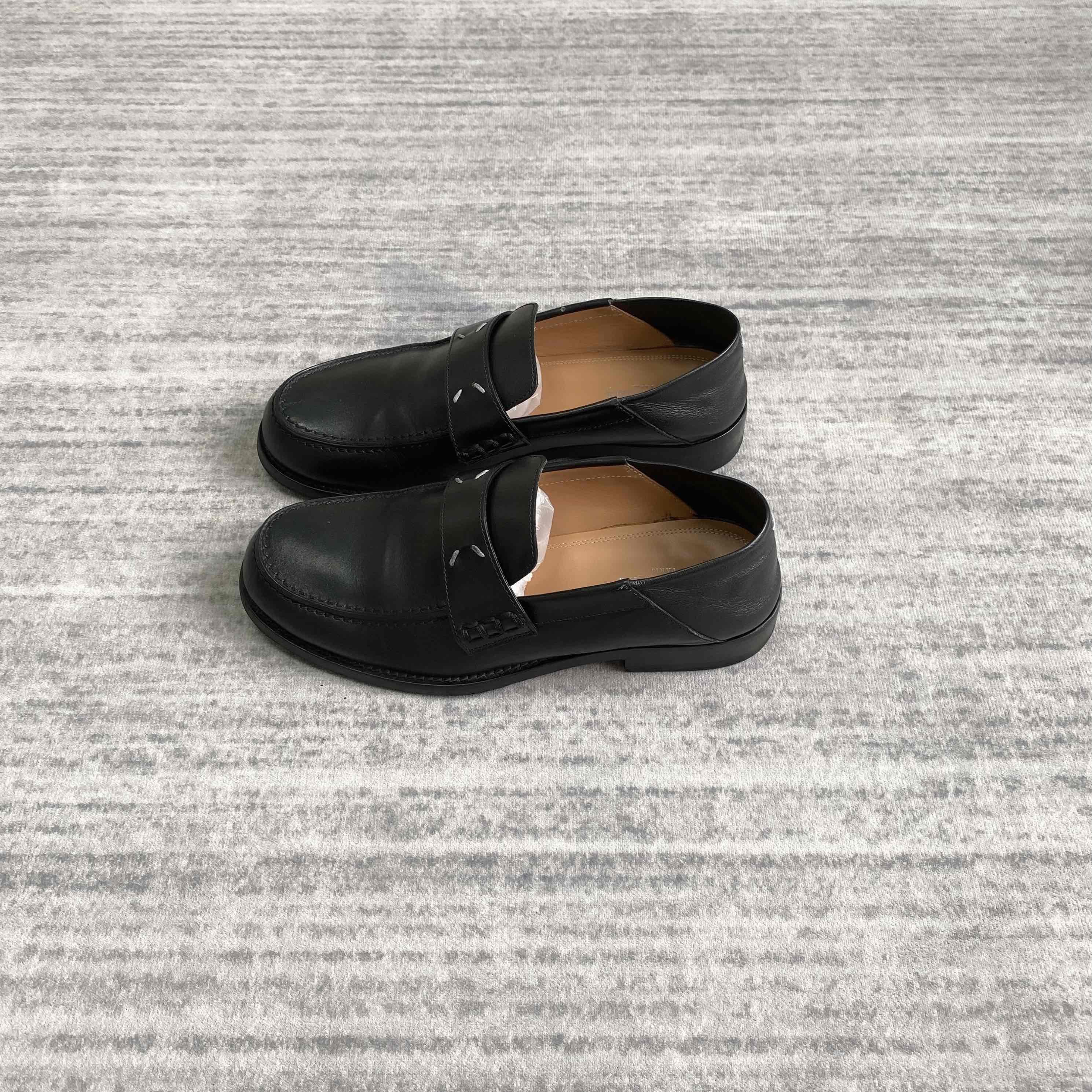 Maison Margiela Maison Margiela Black Leather Loafers Size 36.5 Size US 6.5 / IT 36.5 - 1 Thumbnail