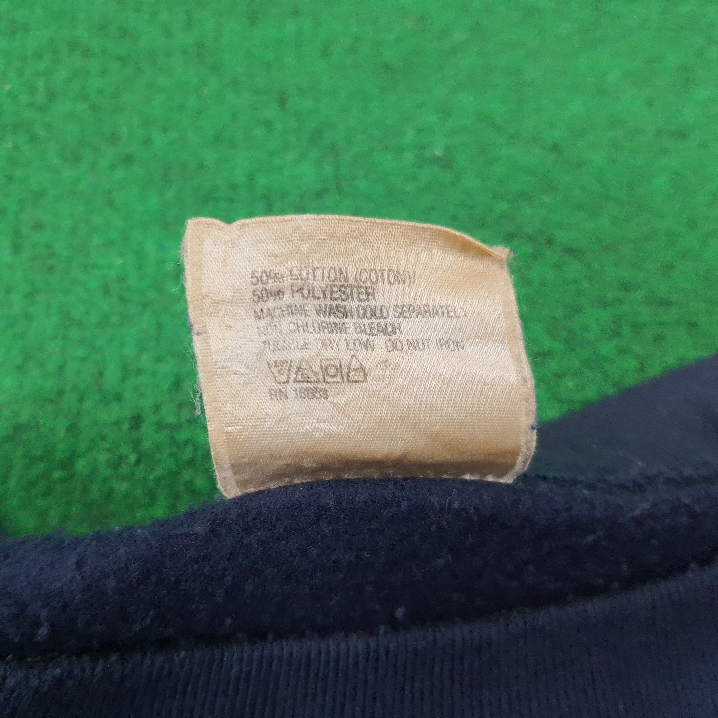 Vintage Vintage Notre Dame Fighting IRISH Football C263N11 Size US L / EU 52-54 / 3 - 5 Thumbnail