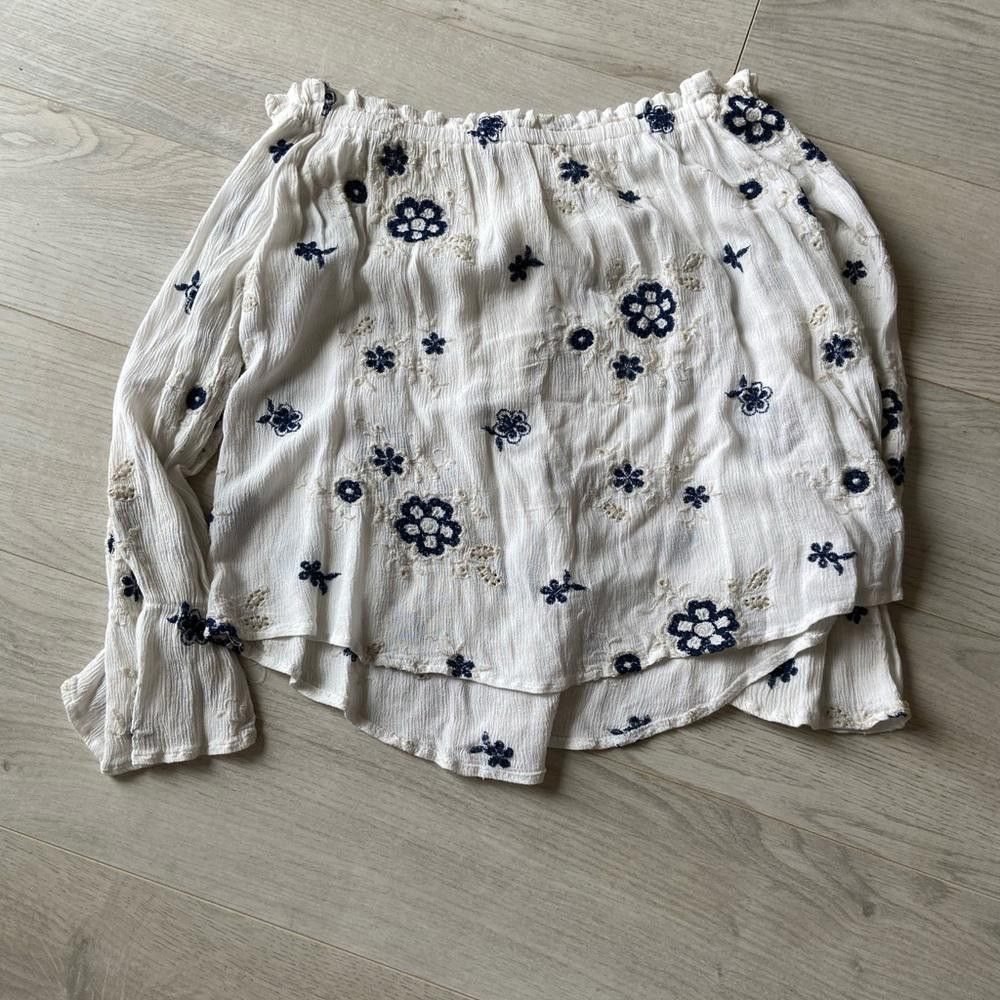 Designer Francesca's White and Blue Floral Off the Shoulders Size M / US 6-8 / IT 42-44 - 3 Thumbnail