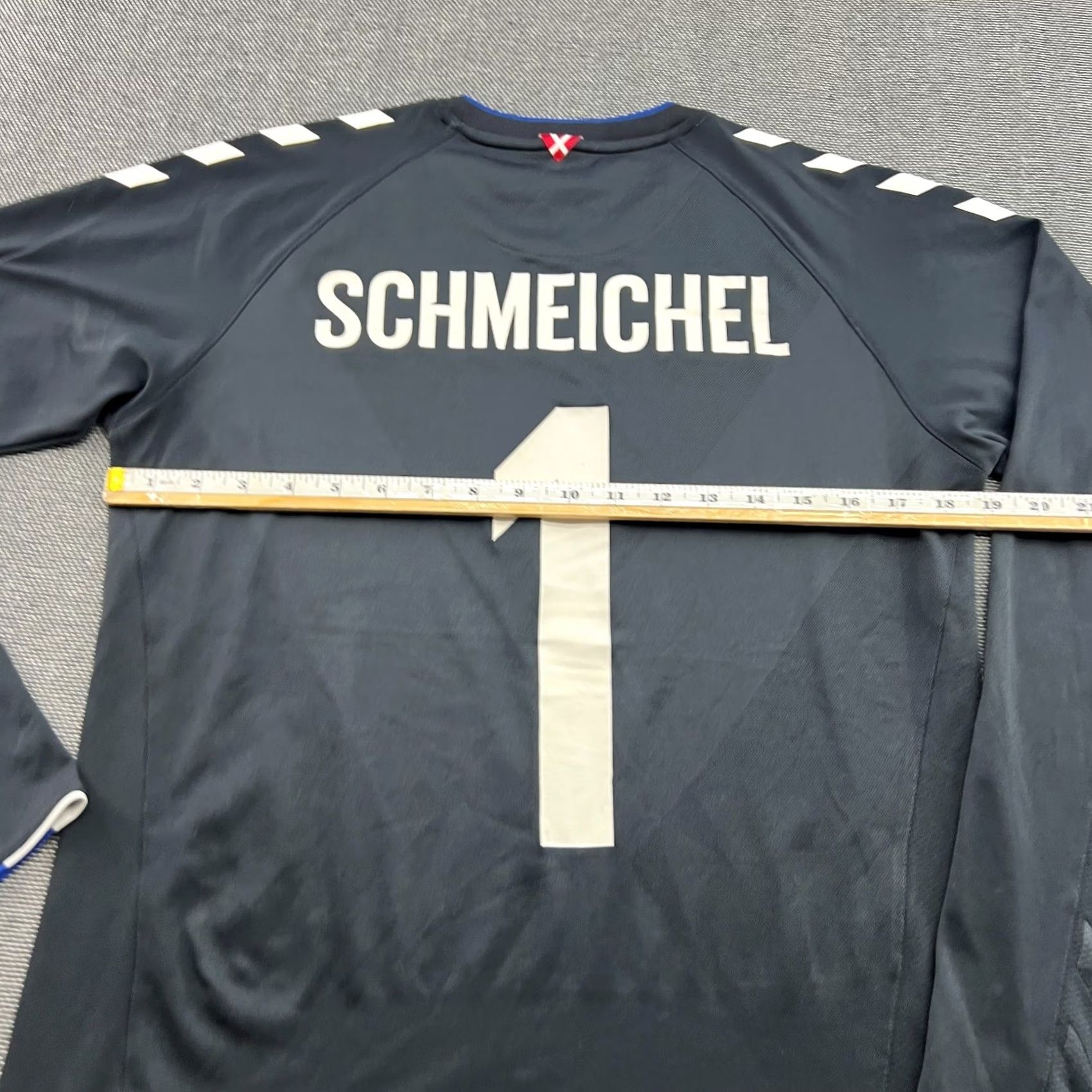Hummel Denmark 2018 2019 Goalkeeper Schmeichel Football Jersey Mens Small Hummel Jersey S Black Size US S / EU 44-46 / 1 - 7 Thumbnail