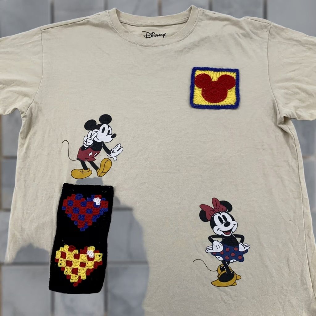 Disney Disney Shirt Mens Medium Mickey Minnie Donald Daisy Crochet Patch Happy Moments Size US M / EU 48-50 / 2 - 1 Thumbnail