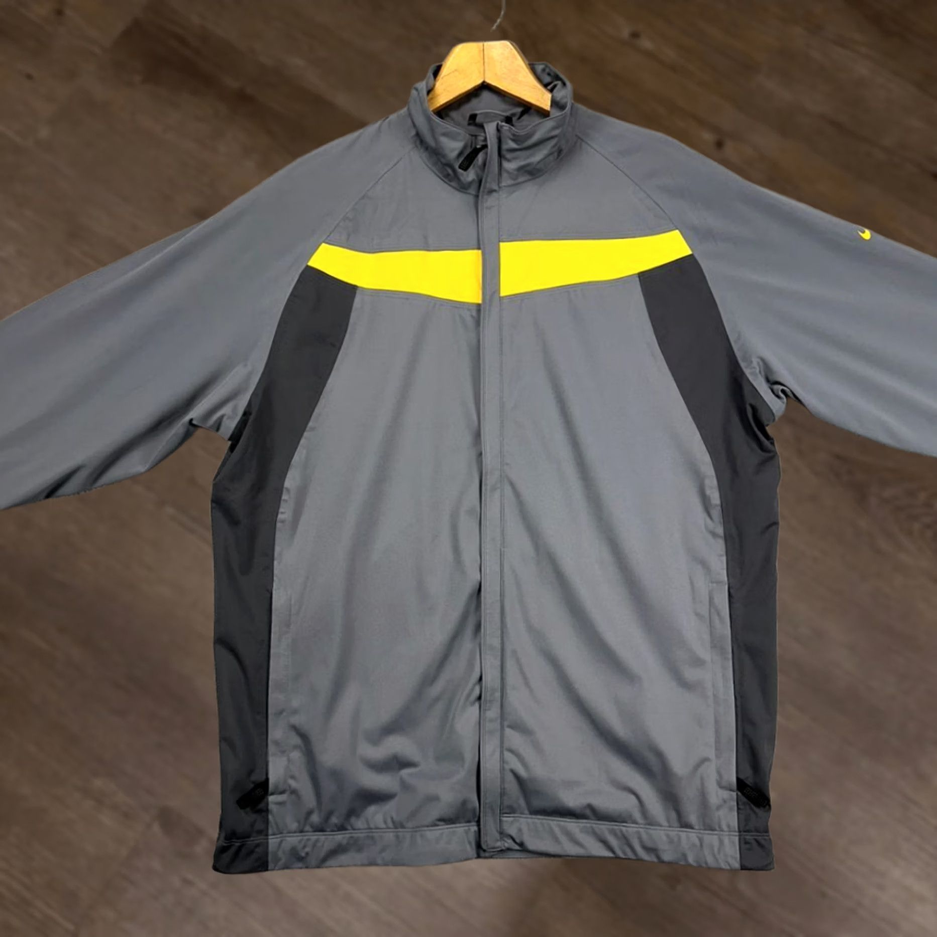 Nike Nike Golf Windbreaker Jacket Mens Large Fit Storm Grey Yellow Full Zip Pockets Size US L / EU 52-54 / 3 - 1 Thumbnail
