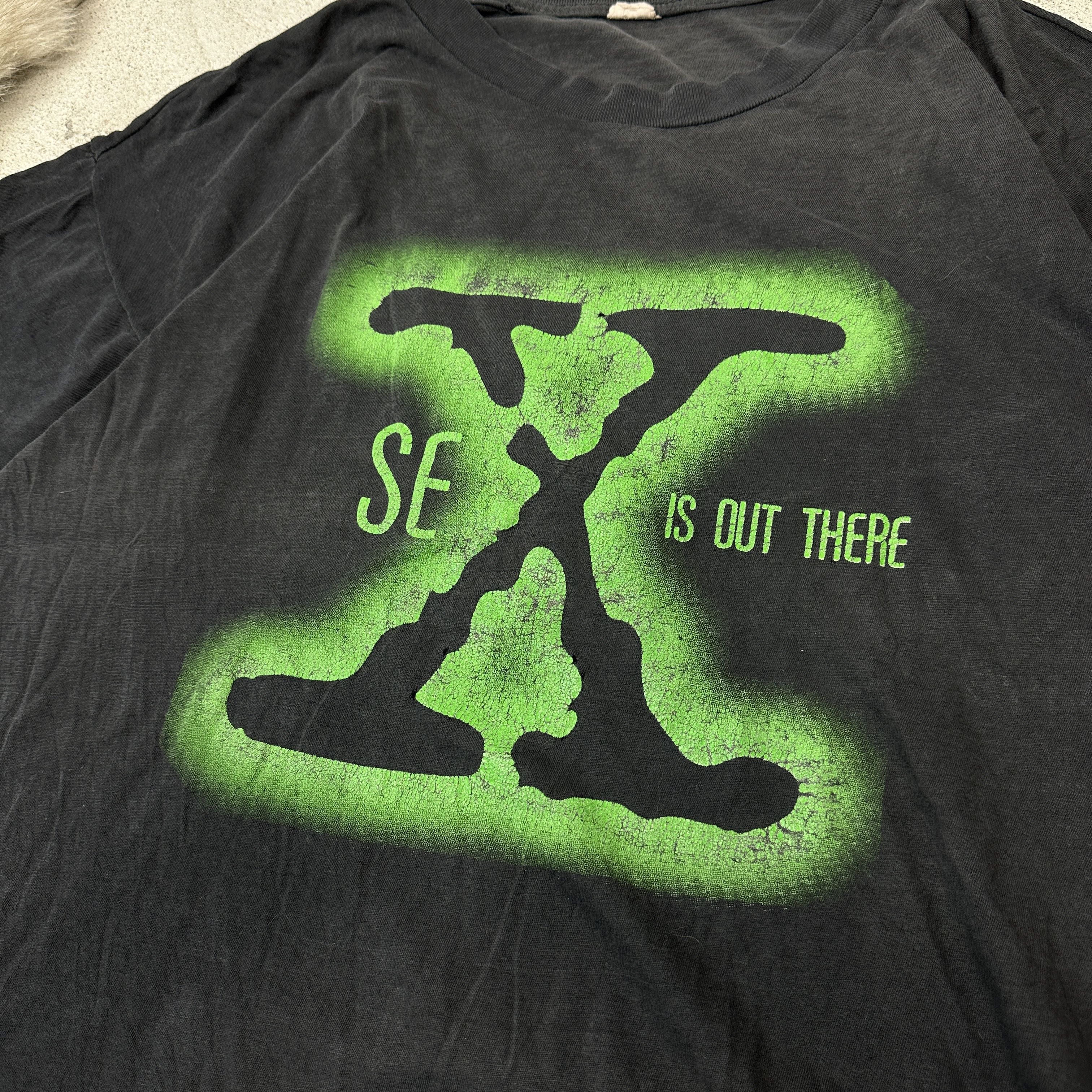 Vintage Vintage Sex is out there X-Files Parody TrashedT-shirt 90s Size US XL / EU 56 / 4 - 2 Thumbnail