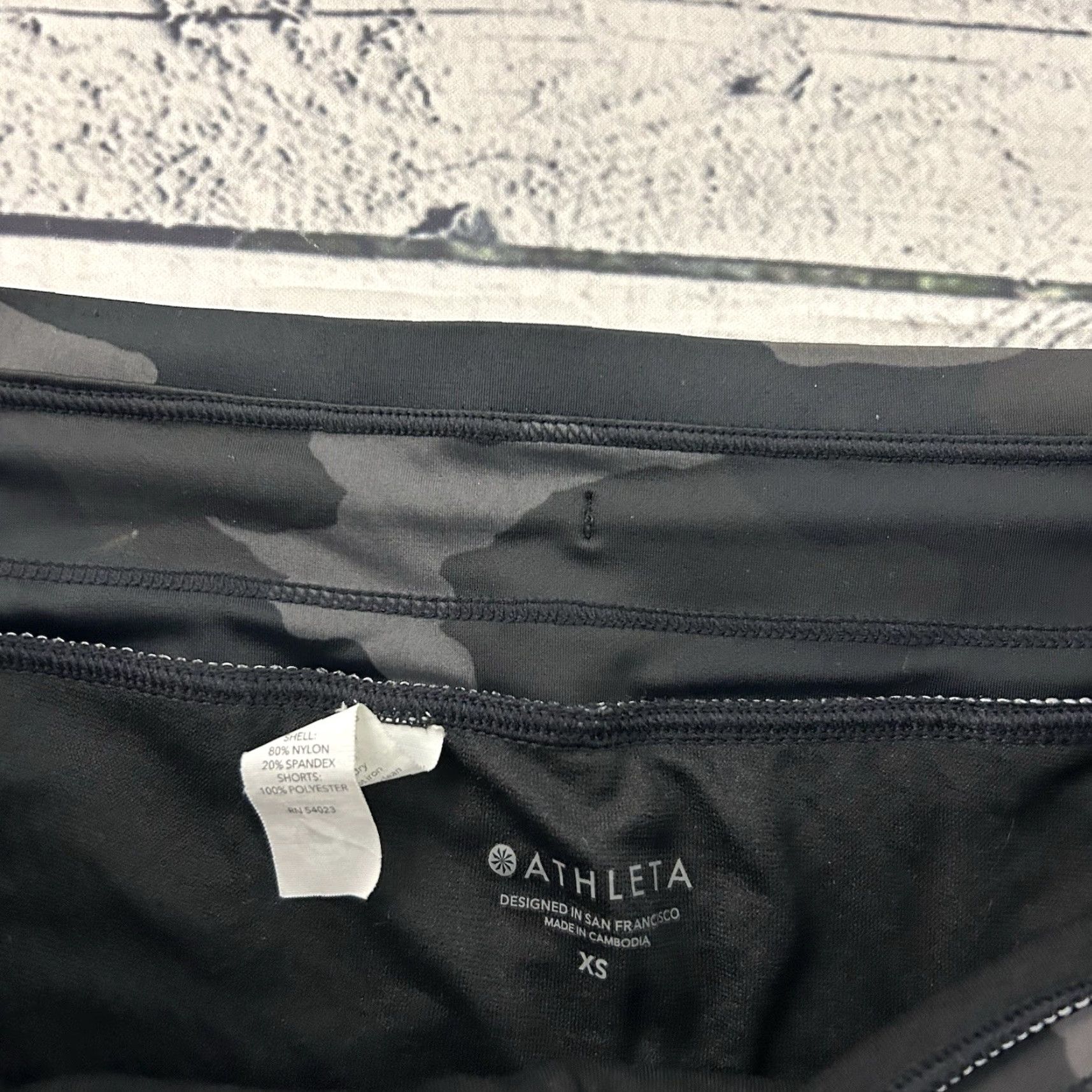 Athleta Athleta Shorts Women's XS Black Athletic Surge Freestyle Camo Print Unlined Size 26" / US 2 / IT 38 - 2 Thumbnail