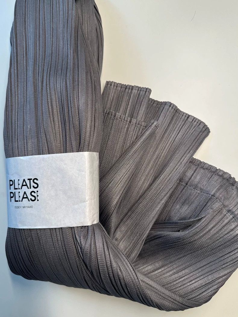 Issey Miyake Issey Miyake size:3 Dark grey pleated trousers Size 22" - 4 Thumbnail