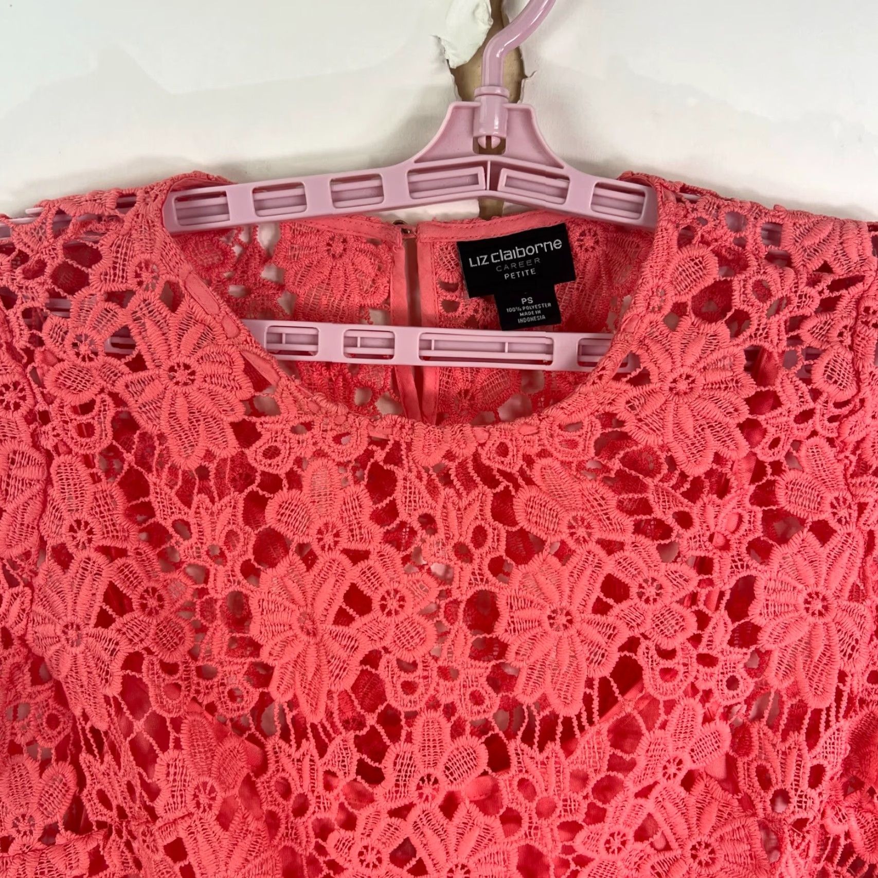Liz Claiborne Liz Claiborne Top Blouse PS Coral Short Sleeve Lace Floral Lined Knit Polyester Satin? Size S / US 4 / IT 40 - 5 Thumbnail