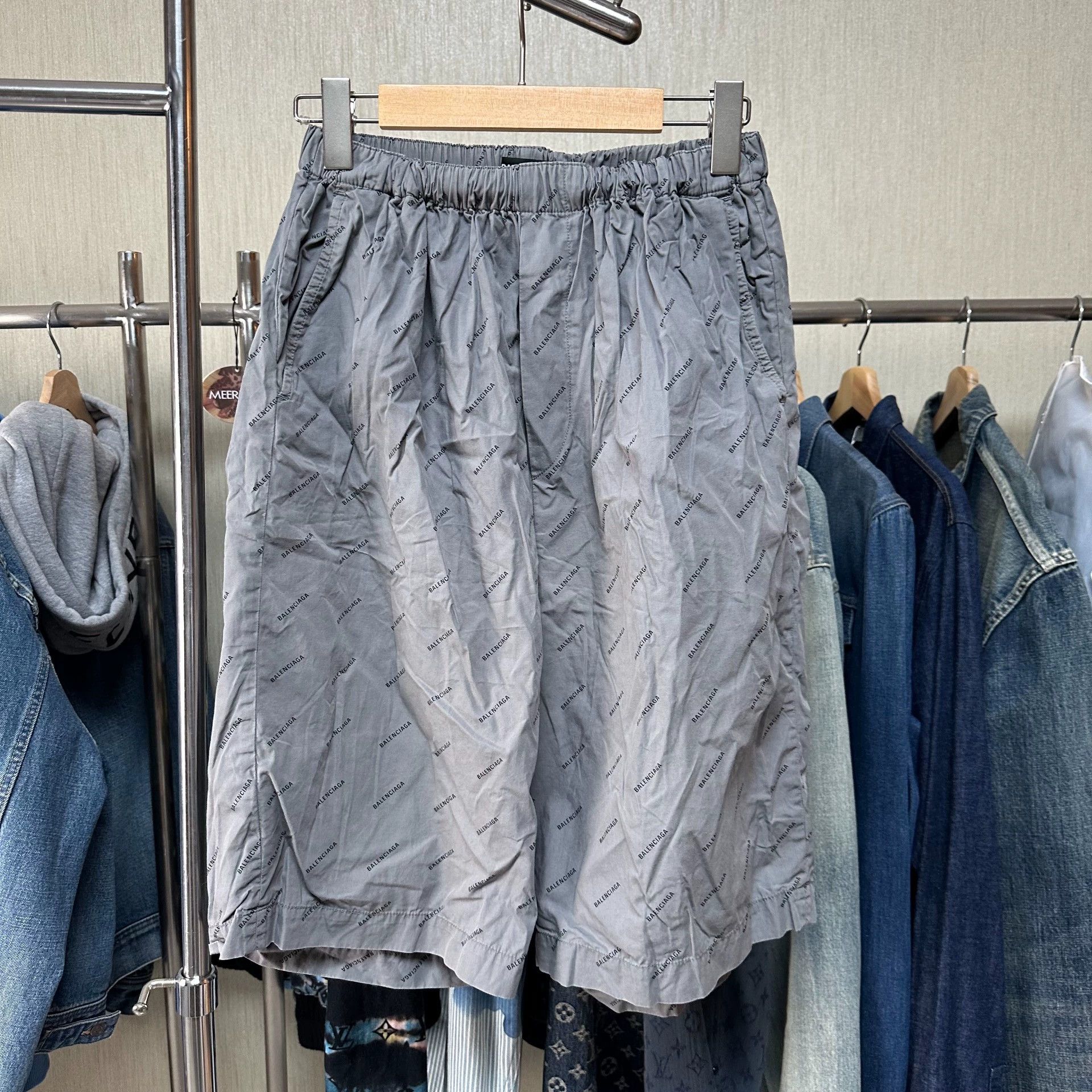 Balenciaga Balenciaga All-Over Multi-Element Logo Silk Gray Shorts 48 Size US 32 / EU 48 - 1 Thumbnail