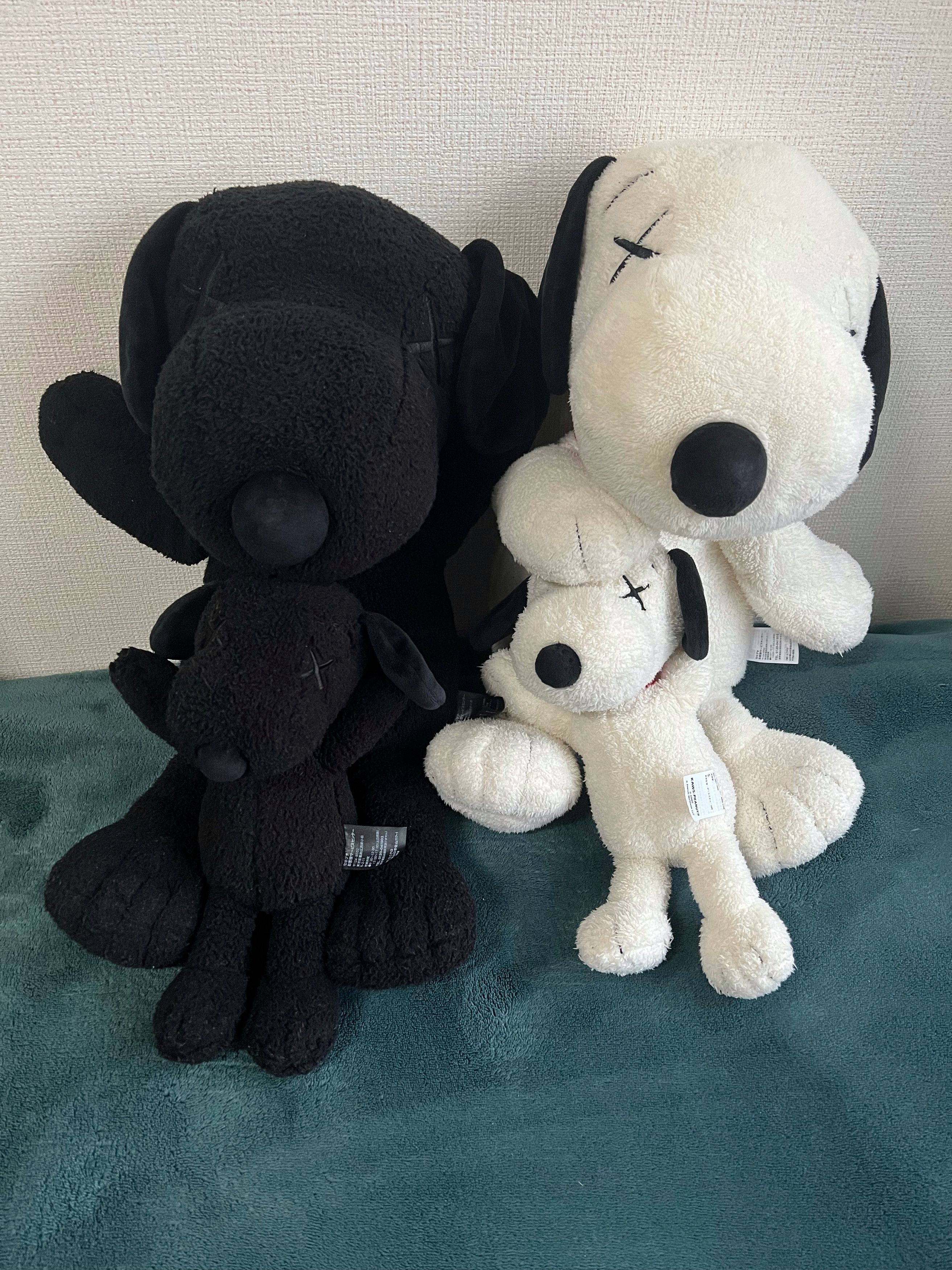 image of Kaws x Uniqlo X Peanuts Plush Snoopy Mascots Full Set in Black/White, Men's