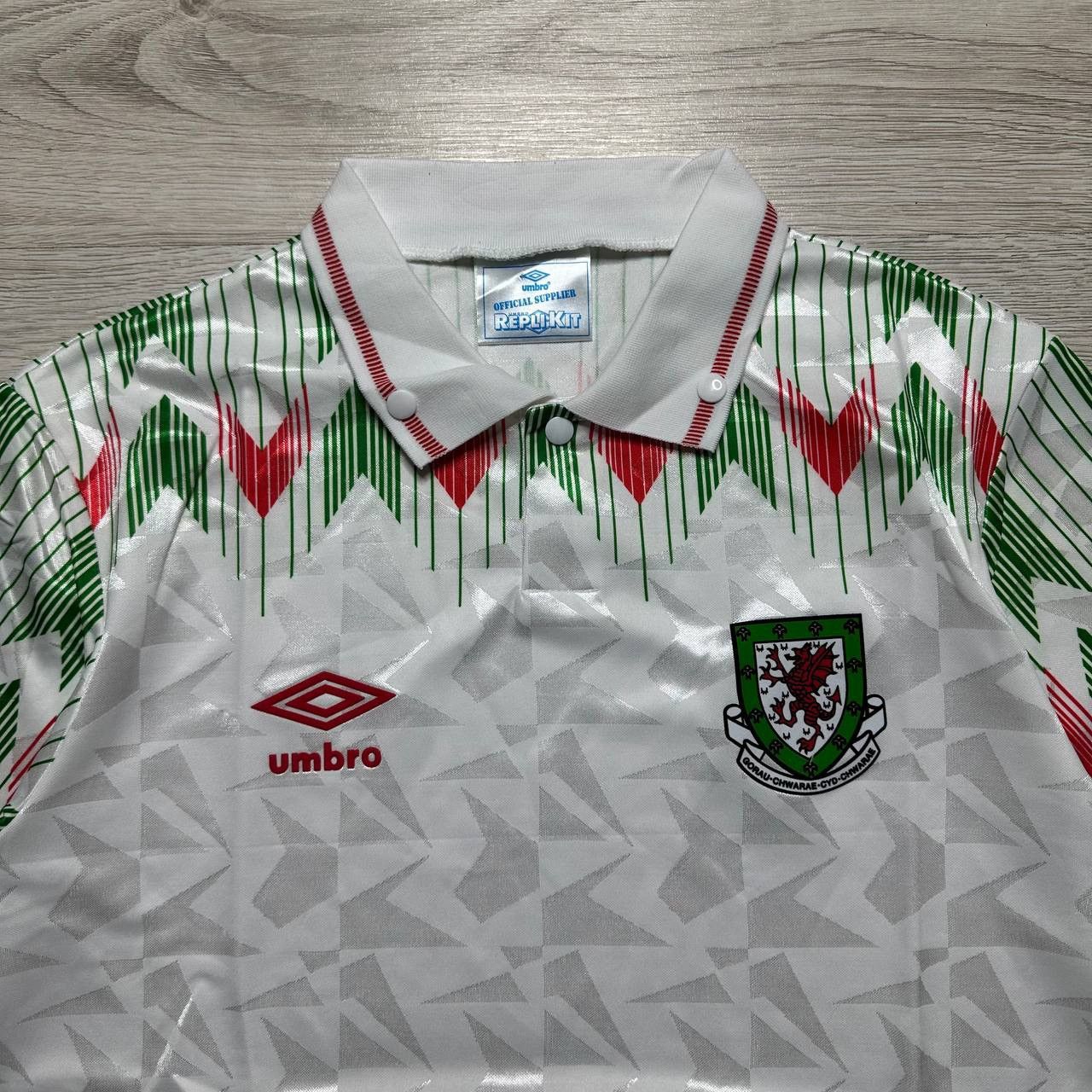 Umbro Vintage Umbro Wales Soccer jersey - Size L Size US L / EU 52-54 / 3 - 3 Thumbnail
